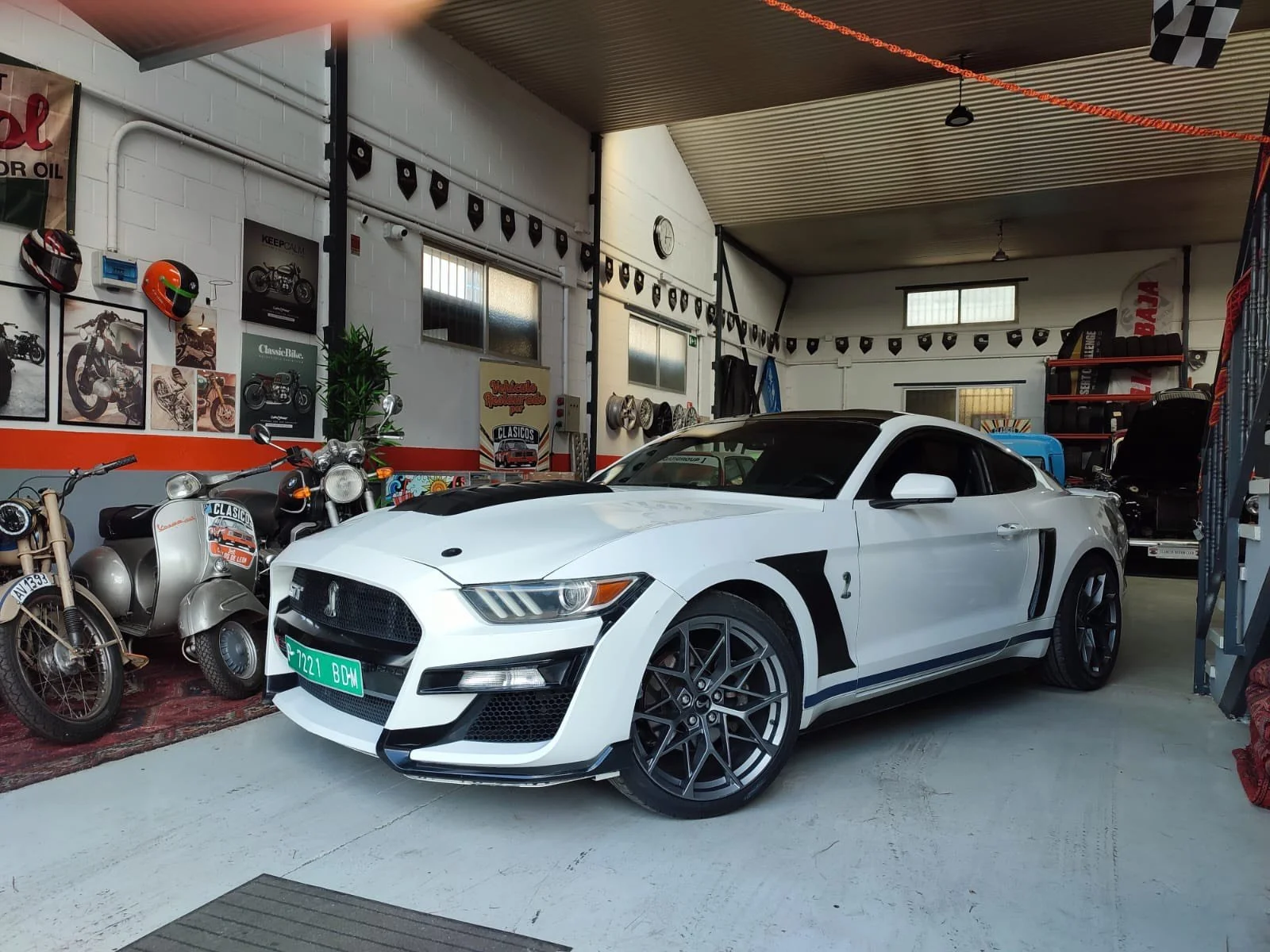 Ford Mustang Shelby blanco detallado