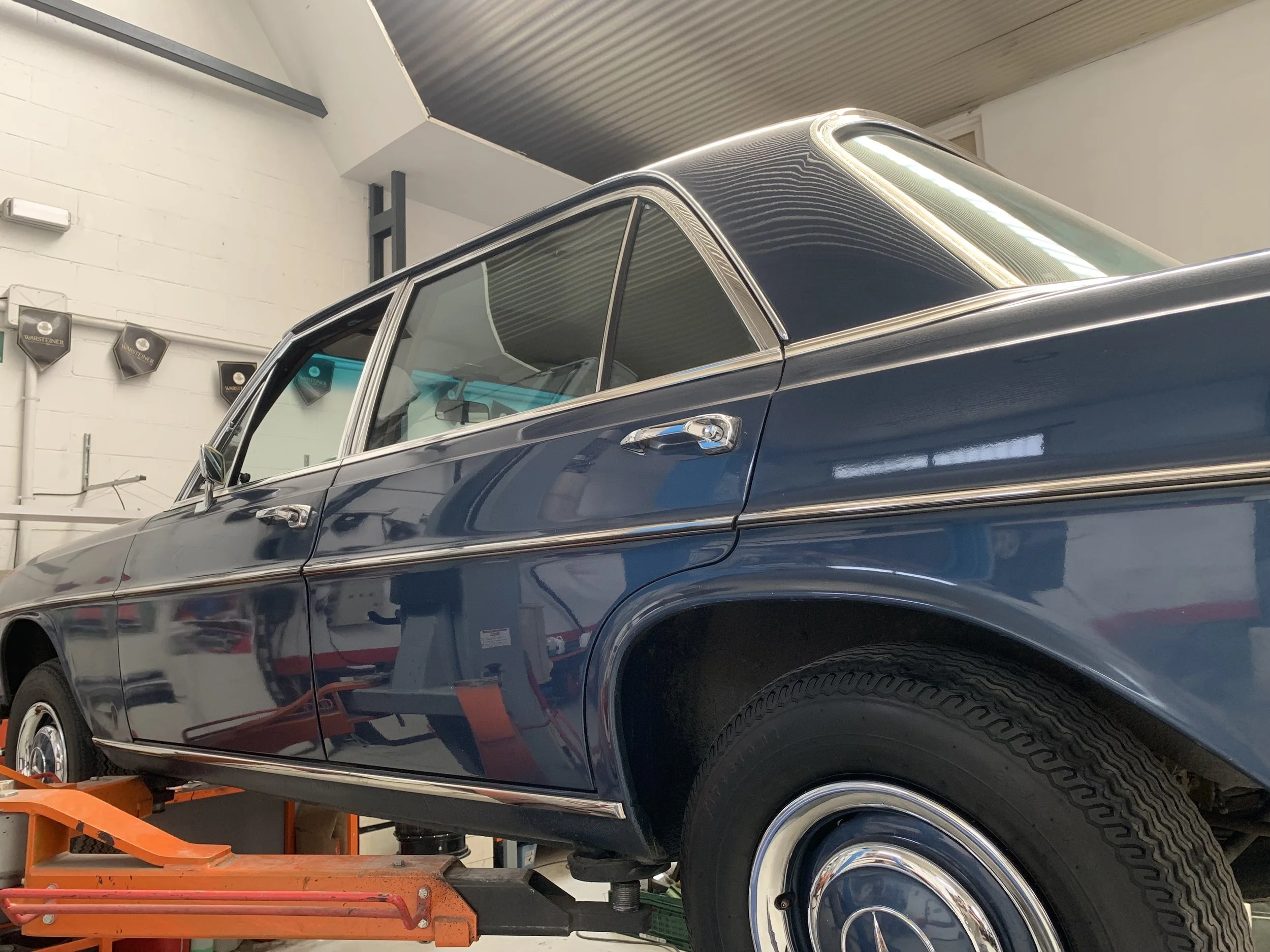 Mercedes clásico azul