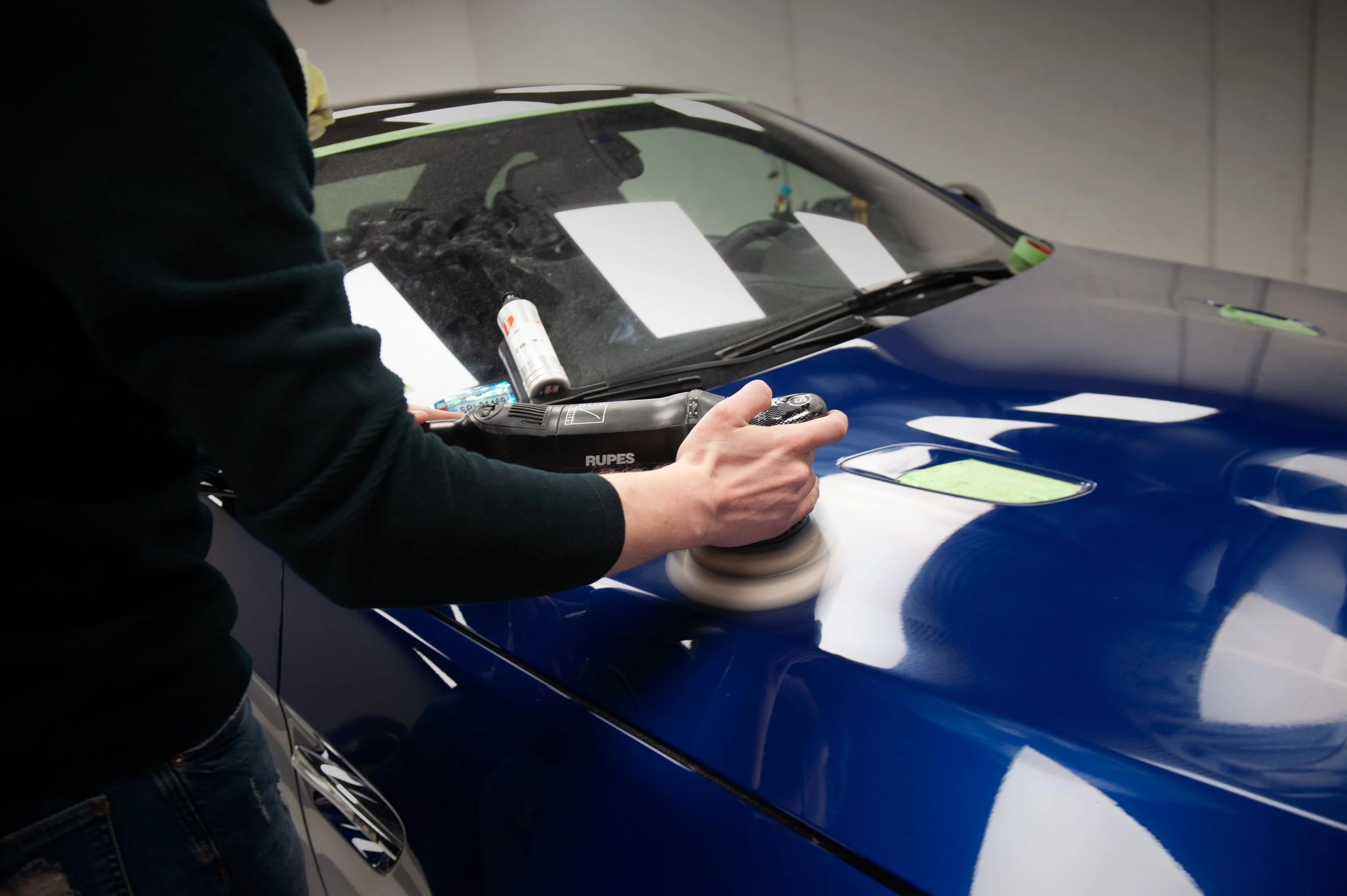 Detalle de corrección de pintura en coche deportivo en Madrid