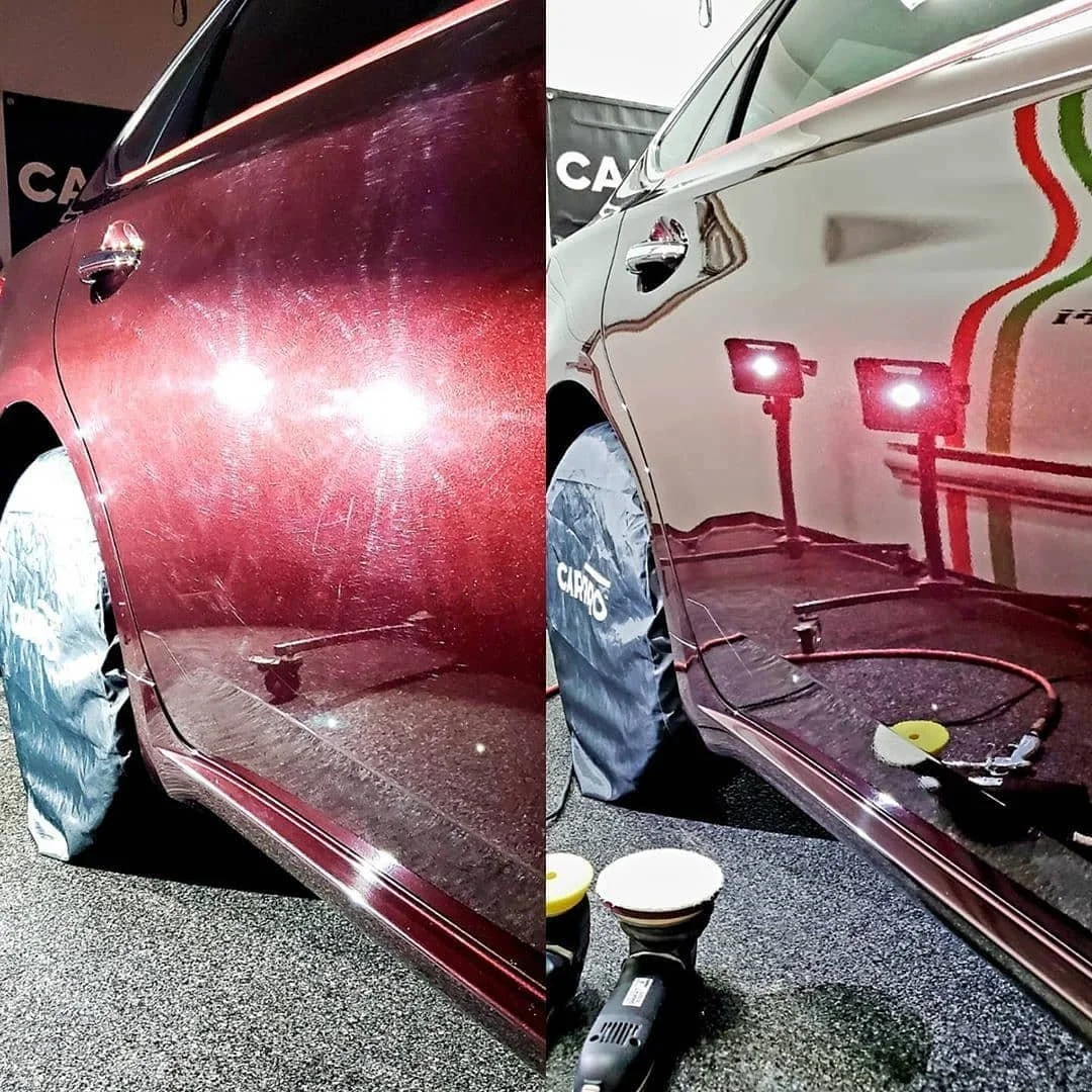 Antes y después del proceso de pulido y lijado de un coche de color burdeos