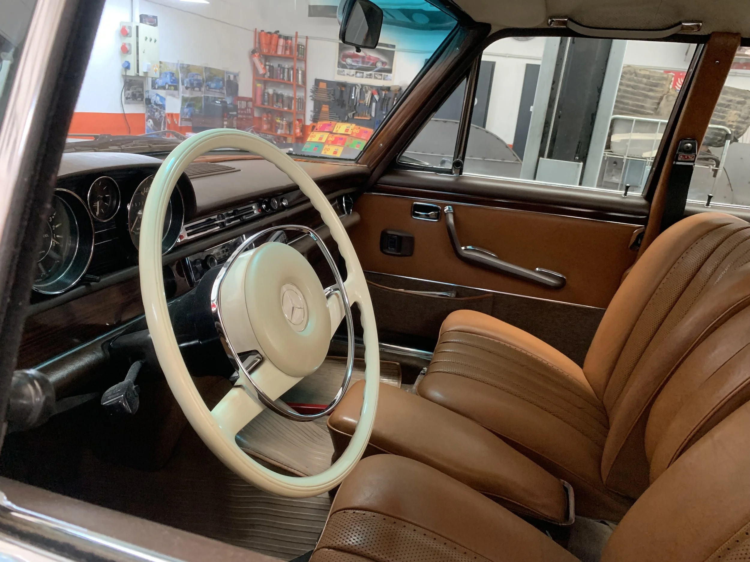 Interior restaurado Mercedes SEL 300