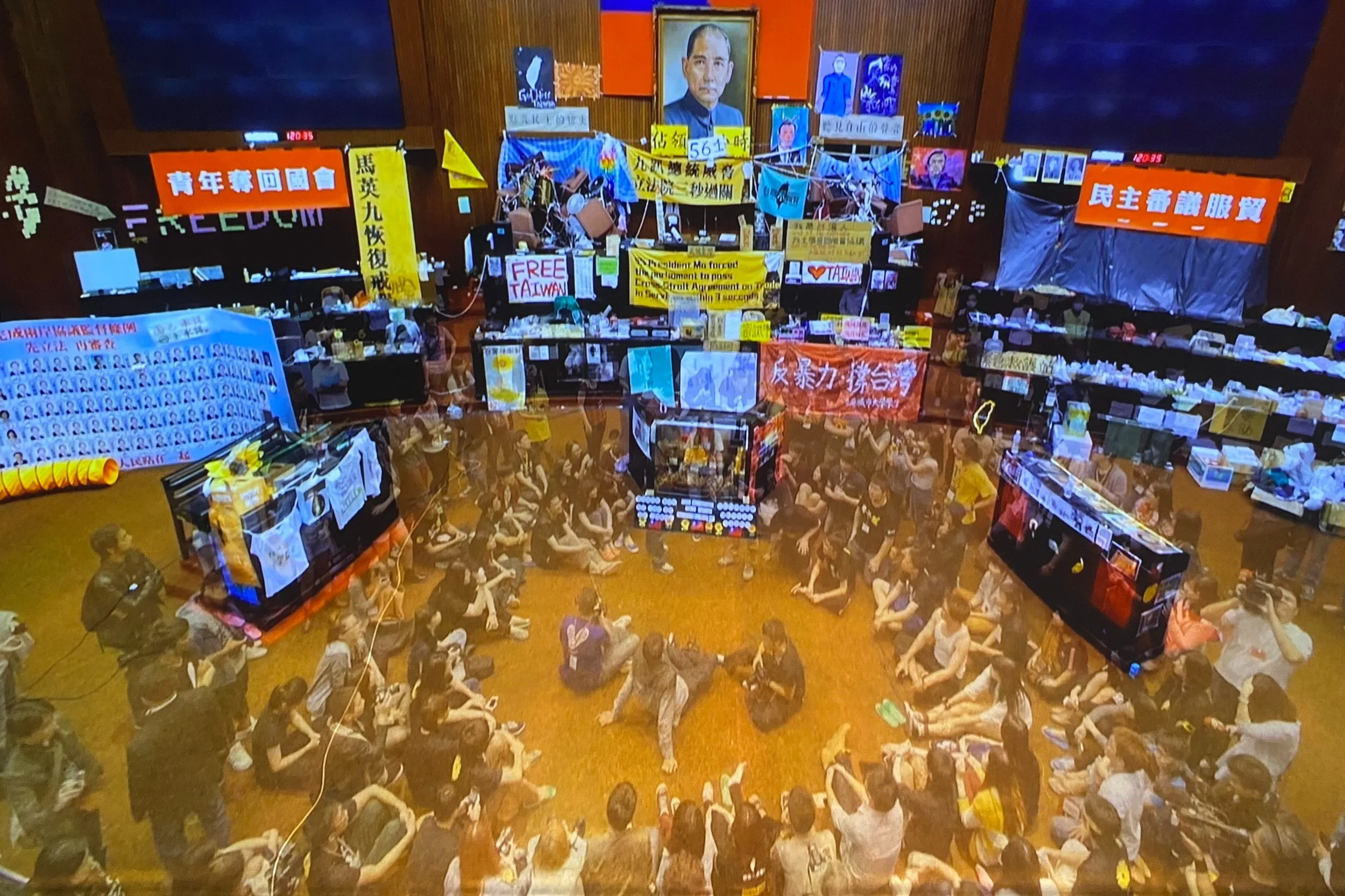 Yuan+Goang-Ming%2C+Everyday+War%2C+Asian+Art+Museum%2C+protest+view+2%2C+Hugh+Leeman%2C+roborant+review.jpg