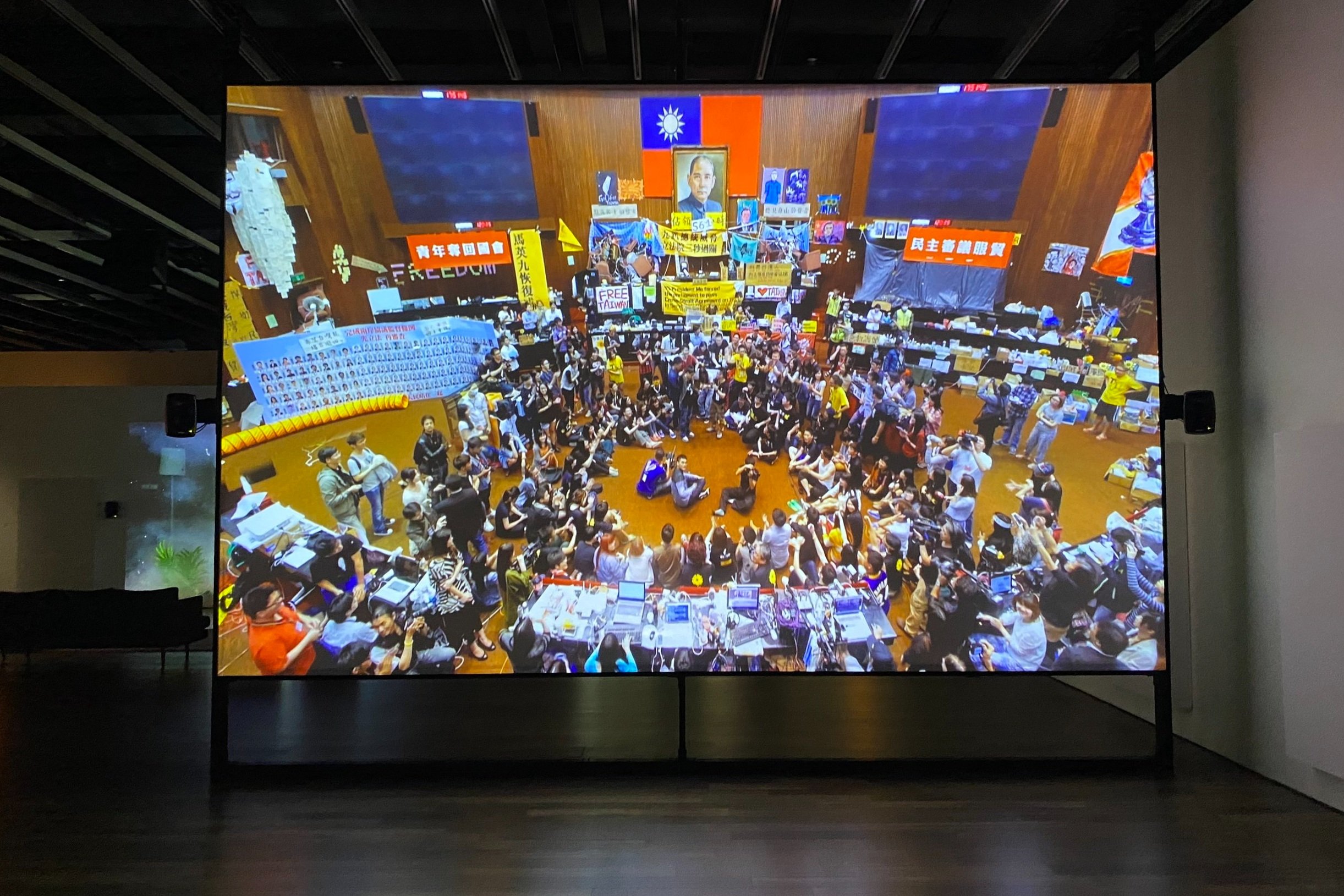Yuan+Goang-Ming%2C+Everyday+War%2C+Asian+Art+Museum%2C+sunflower+movement%2C+Hugh+Leeman%2C+roborant+review.jpg
