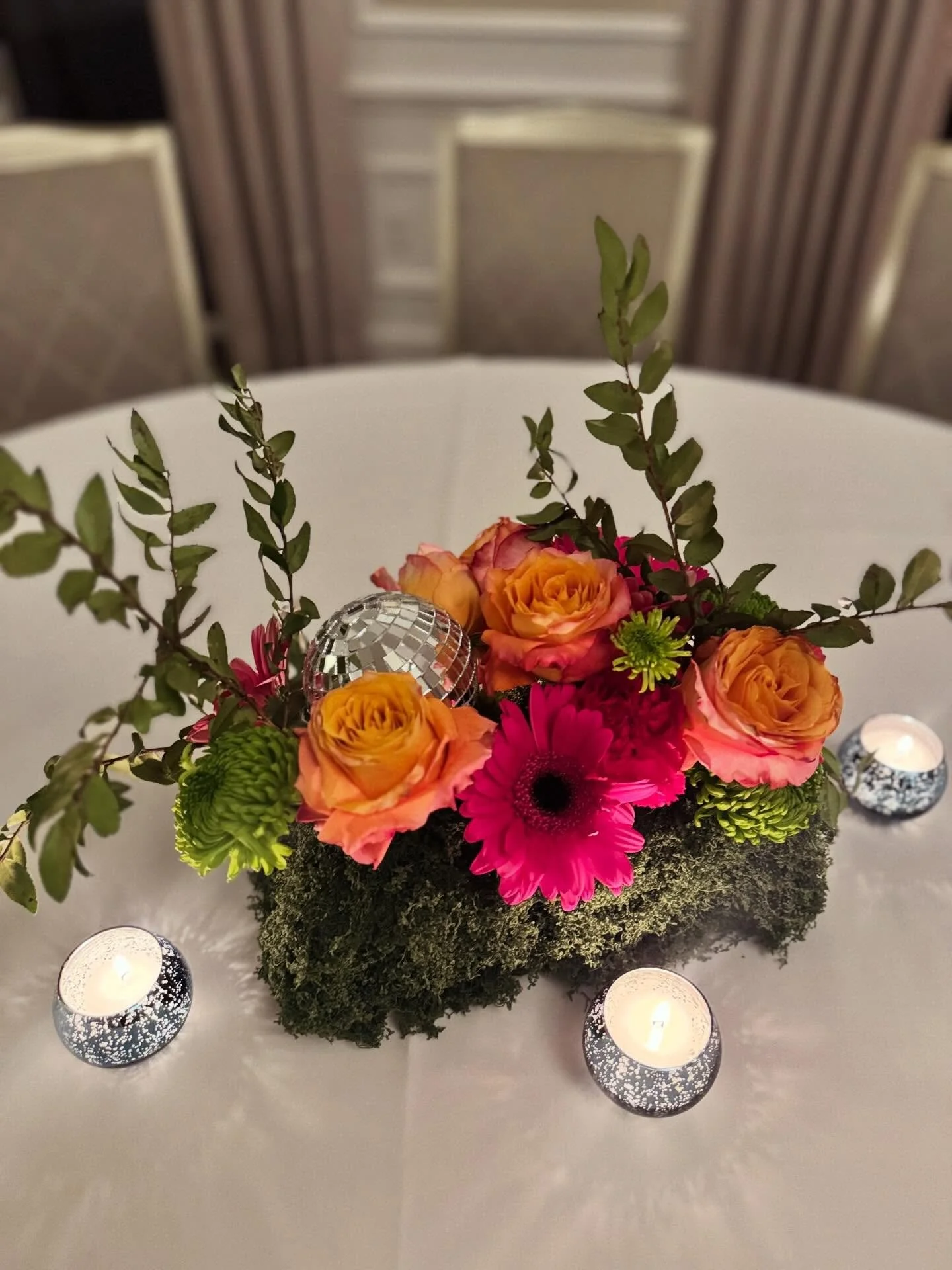 🌺🪩This weather has me thinking back to the disco garden party vibes from the weekend!
 
🌿🪩 Bright roses, vibrant gerbera daisies, and fresh greenery were layered into mossy textures and disco ball vases to give that perfect mix of organic garden 