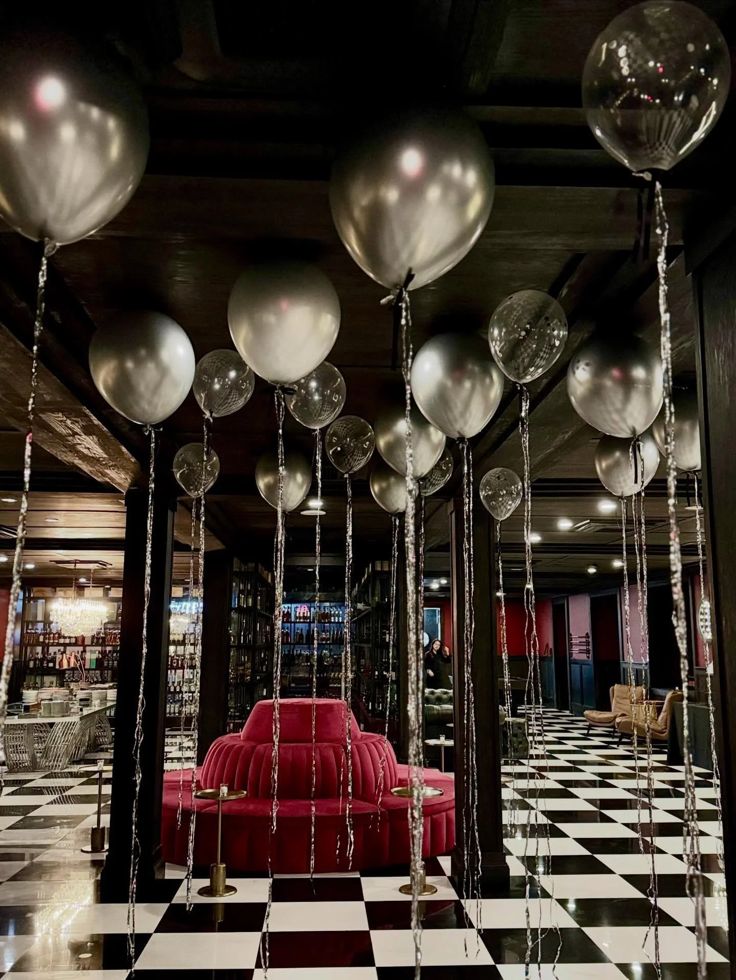 ✨ Sip, Sparkle, Celebrate at The Summit Hotel 🥂🎄✨

Silver + confetti balloons paired with cascading silver tinsel strings and finished with chic black bows&mdash;designed to bring understated glamour to an intimate Christmas celebration at the Whis