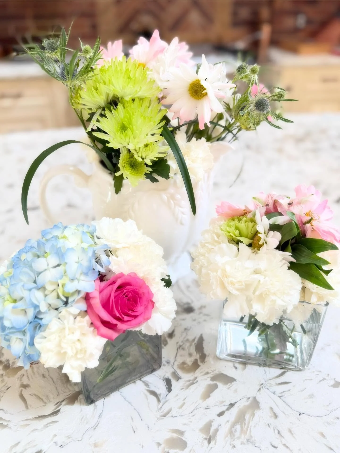 Flowers from Easter!

Carnations are really starting to grow on me! Bunch them together the way you see here and they kind of remind me of lisianthus or mini peonies 💐🌸