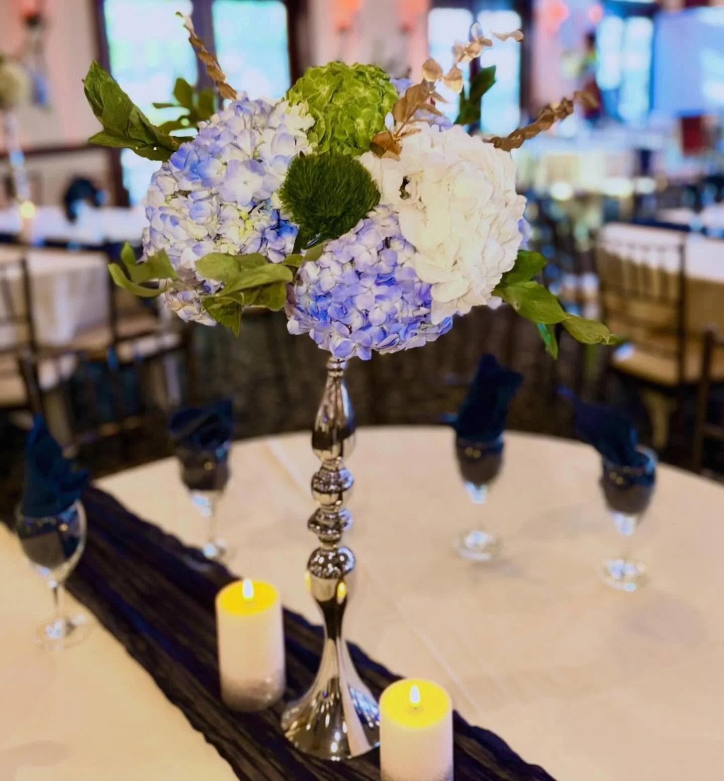 Throwback to last weekend&rsquo;s birthday celebration ✨💙

Loved creating these gorgeous hydrangea centerpieces with elegant gold accents &mdash; the perfect touch of fresh florals and sparkle for a beautiful tablescape.

Planning a birthday, shower