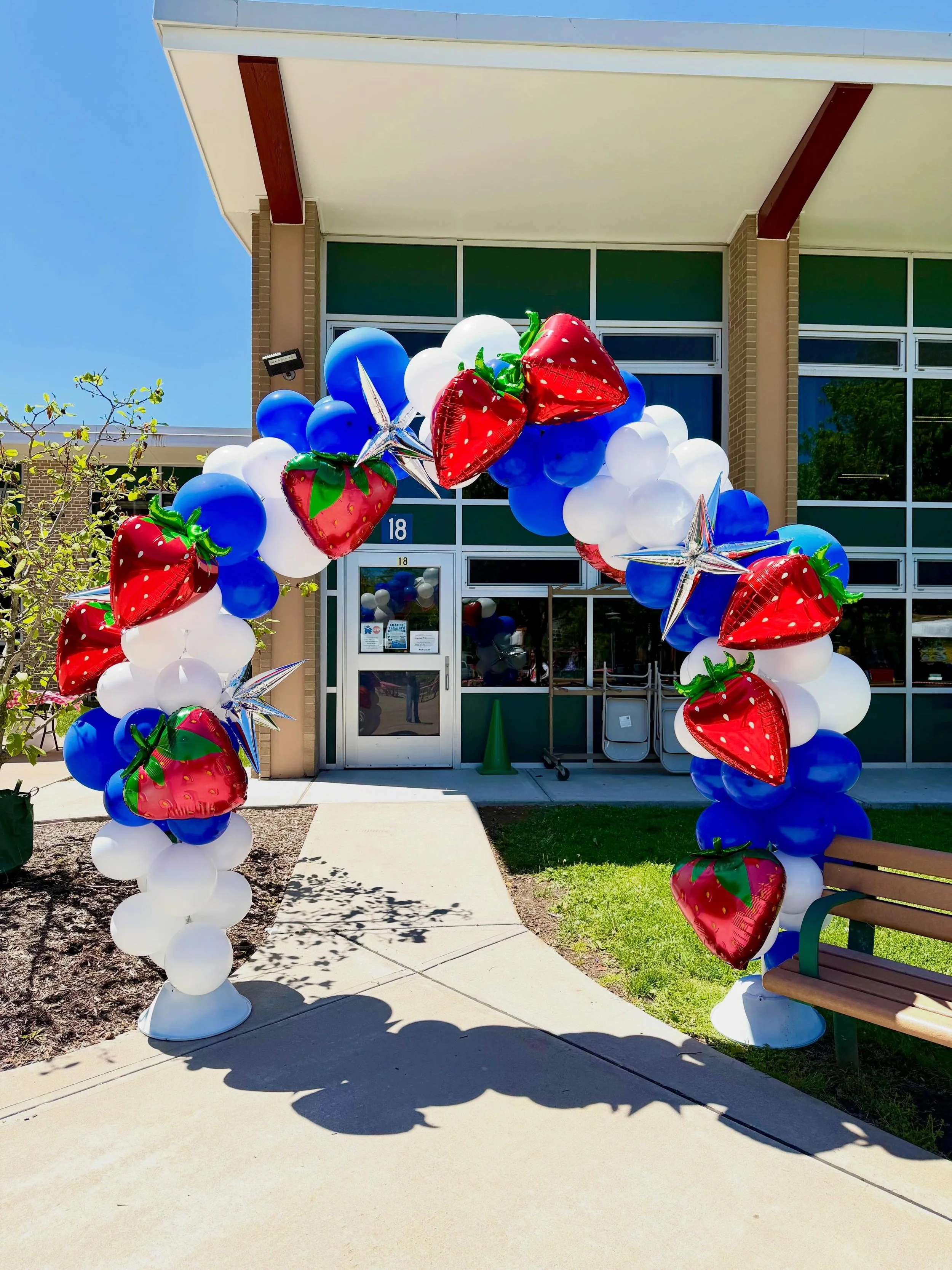 🍓✨ Strawberry Festival fun at Deerfield Elementary in Short Hills! ✨🍓

This custom balloon arch was created for the Strawberry Festival at Deerfield Elementary, featuring oversized strawberry balloons, metallic stars, and bold blue-and-white balloo