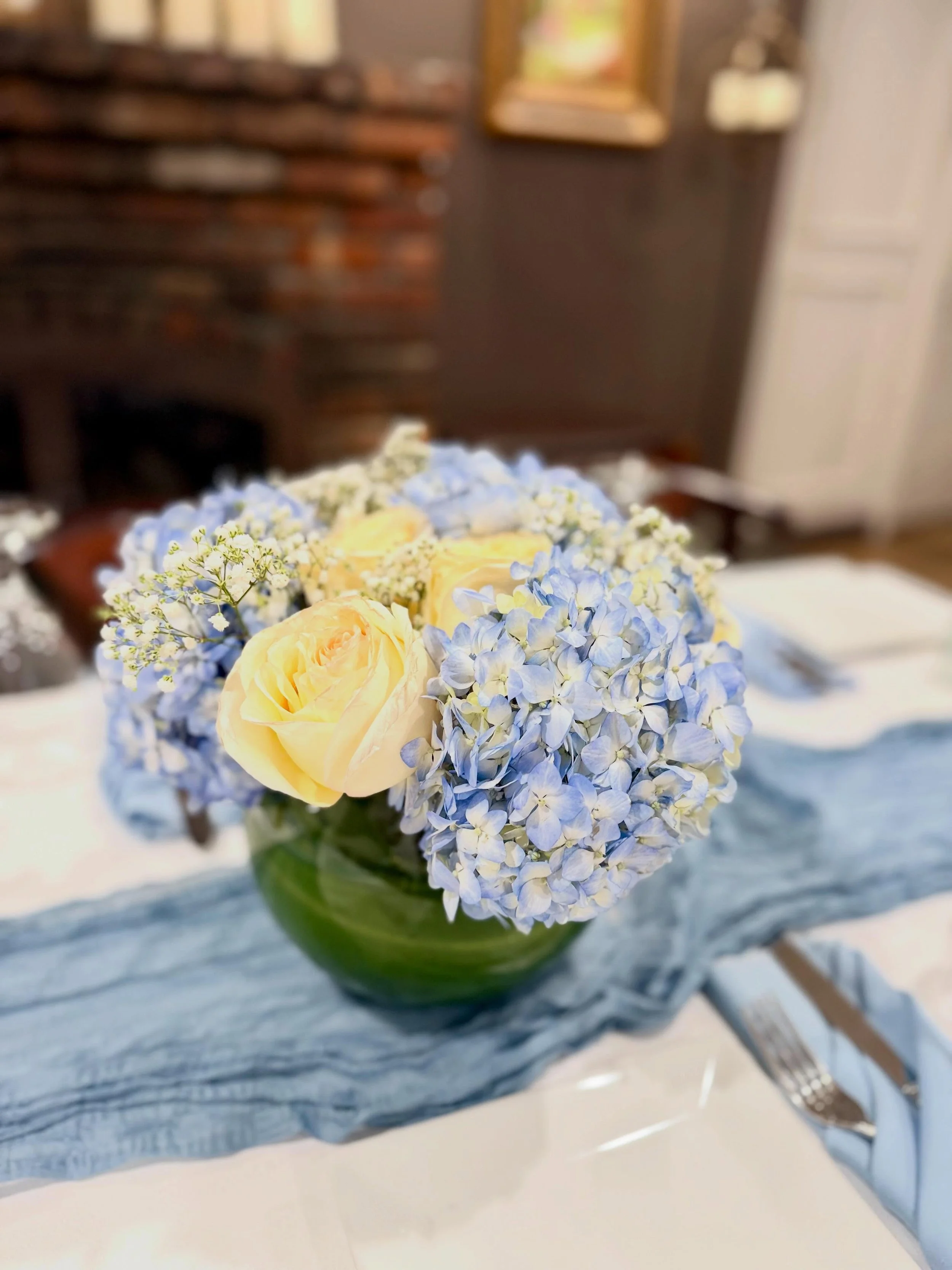 ✨ A beautiful First Communion celebration brought to life in soft blue, white, and gold details ✨

I had the honor of designing this special day with a custom balloon backdrop featuring a rosary bead balloon design, elegant floral centerpieces, a cus