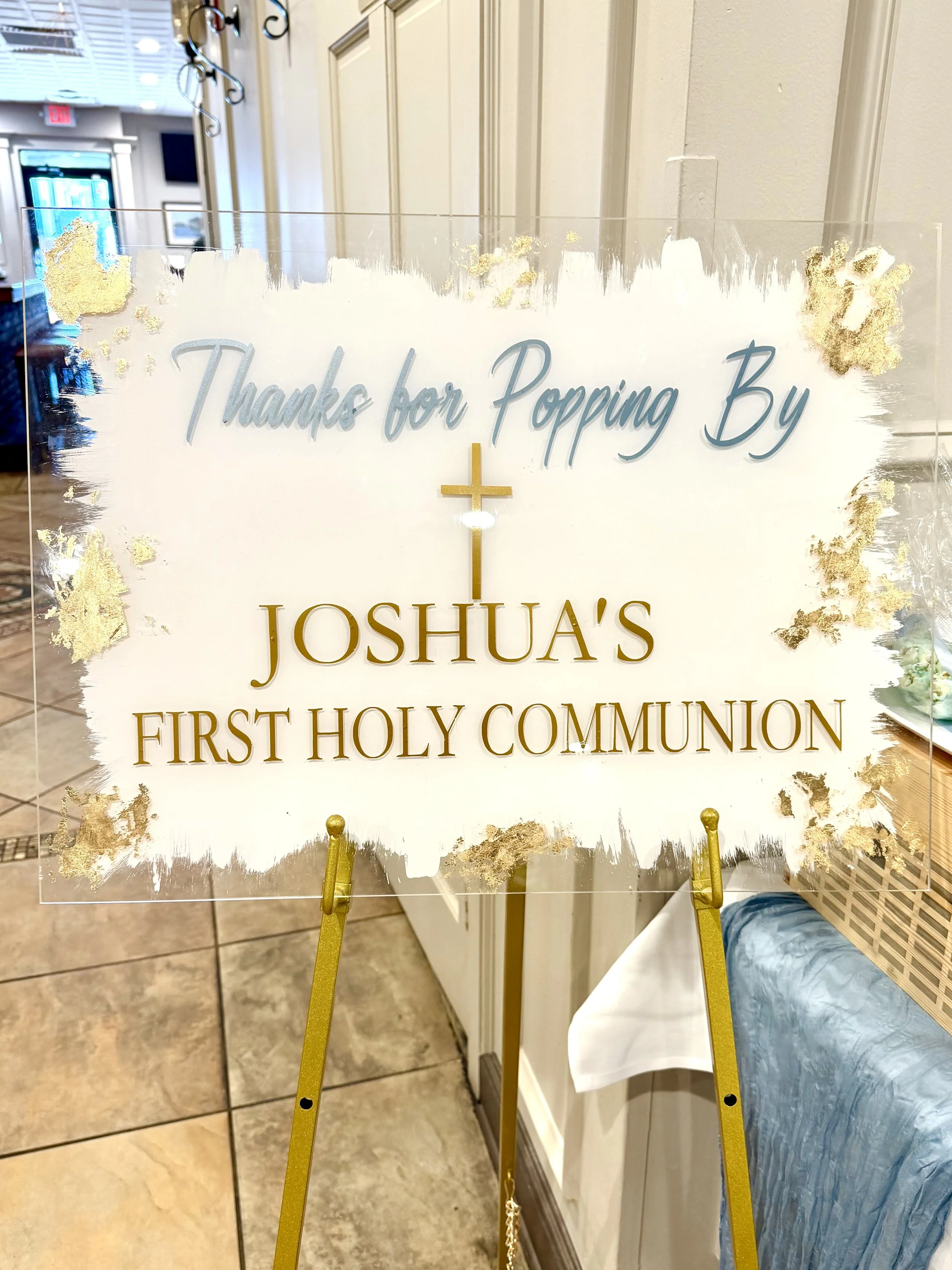 Custom clear plexi welcome sign with elegant floral décor for a New Jersey wedding
