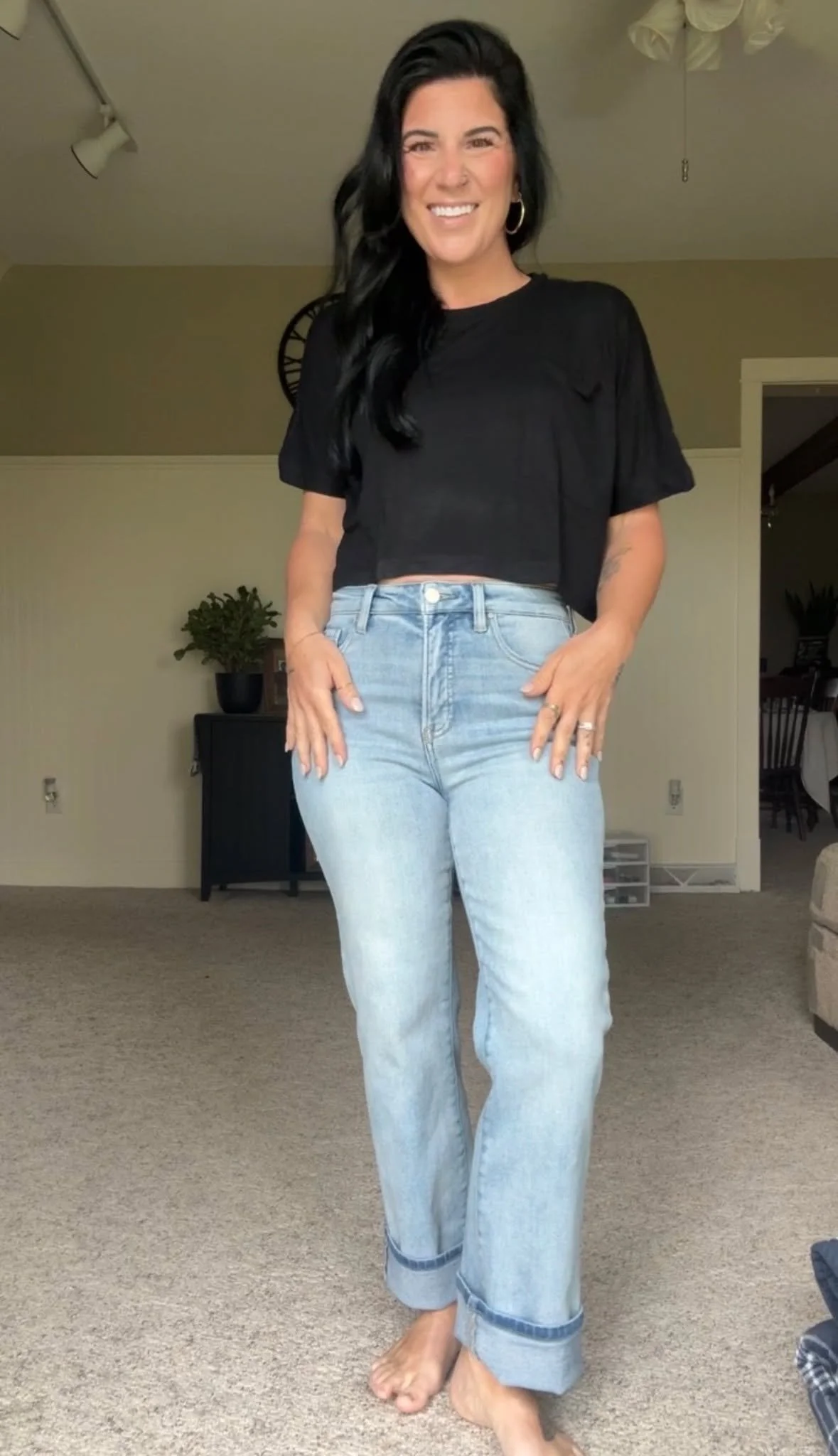 Cropped t-shirt that can be dressed up or casual! 🖤