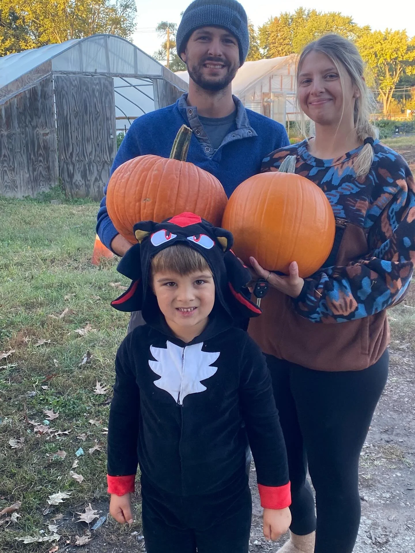 the perfect fall picture🍎🍂🍁 come pick out your very own pumpkins to carve or for decoration! (or to eat&hellip;) it&rsquo;s the perfect fall family day, grab some cider, some apples, and pumpkins! hurry as the weather gets colder🥶🎃 we can&rsquo;