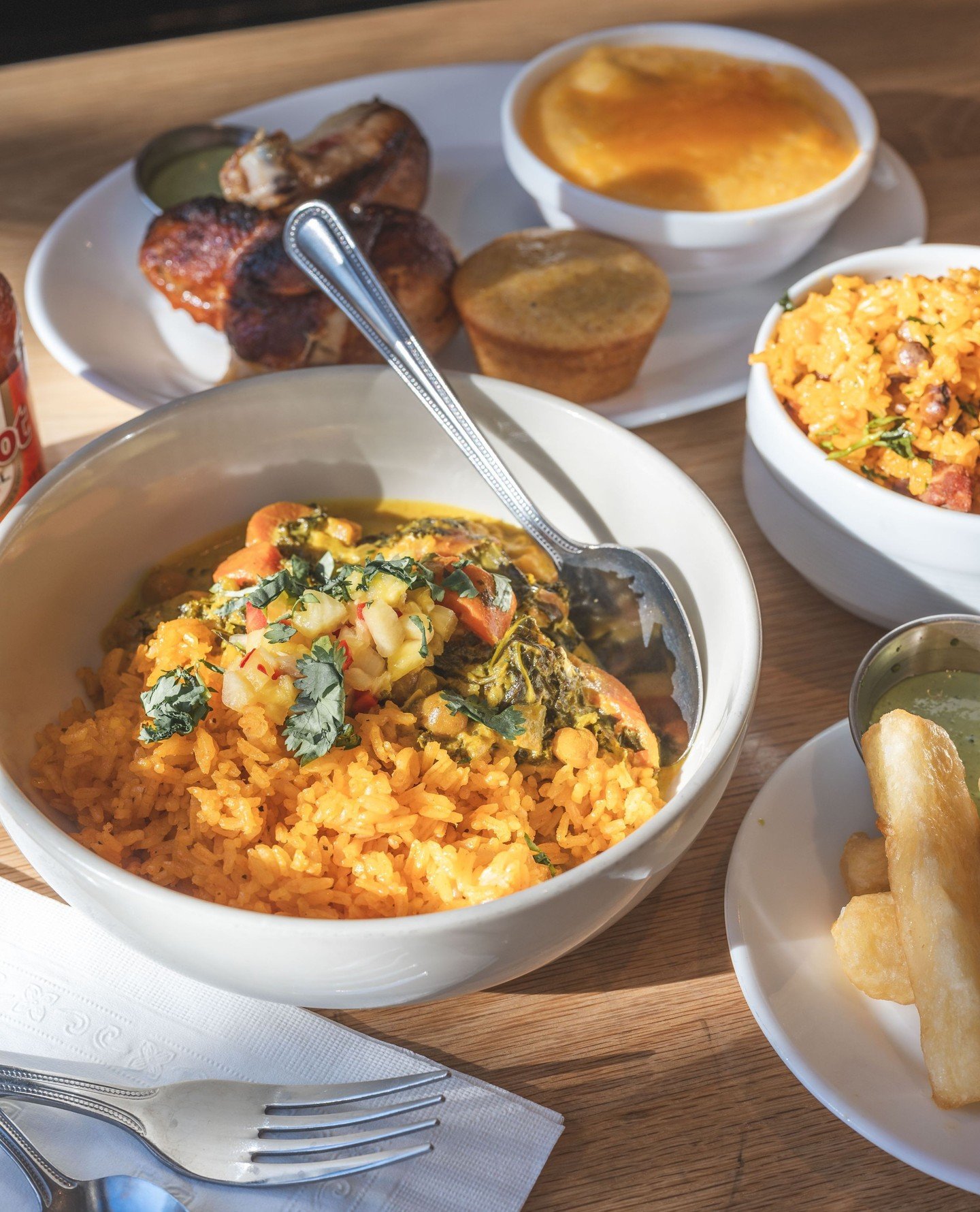 Warm coconut curry, hardy veggies, fluffy yellow rice, zippy pickled pineapple. That's how you #FriYay 🥰