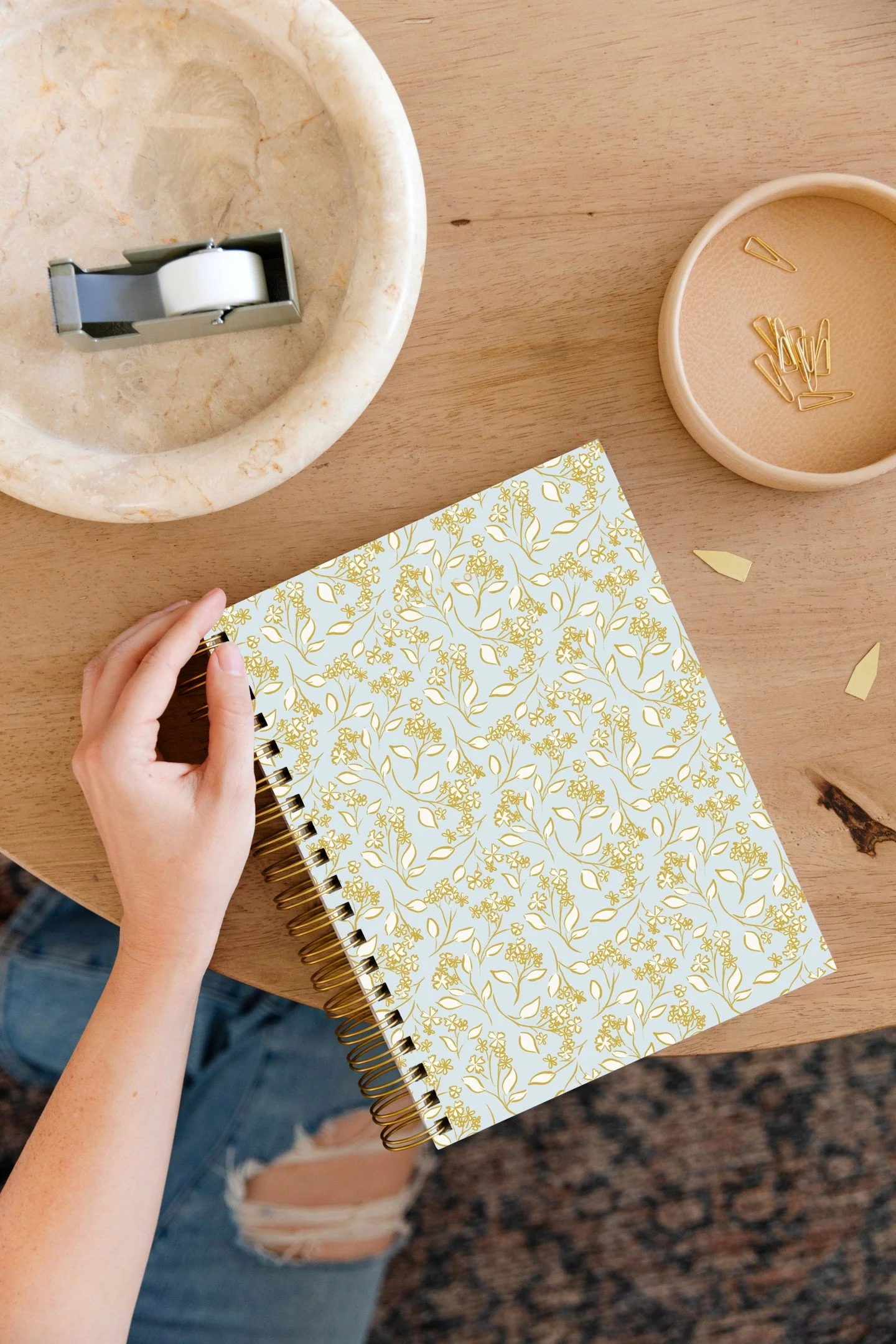 Of course I had to submit my absolute favorite pattern to this years @golden.coil design contest 🙂&zwj;↕️

For this I chose colors that feel fresh, joyful and versatile enough to plan your whole year with ✿ Would you choose this cover for your plann