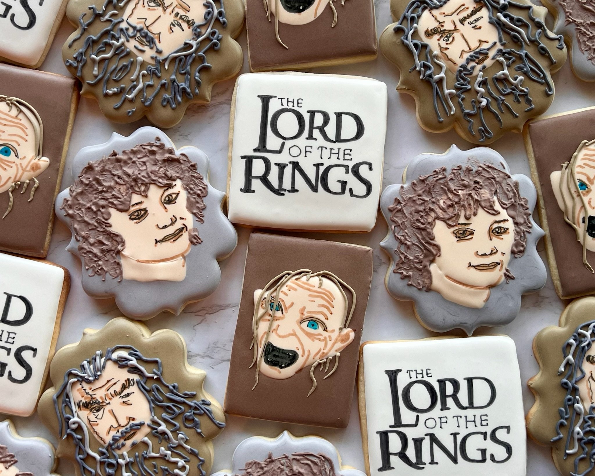 Decorative cookies themed around 'The Lord of the Rings' with printed faces and quotes.