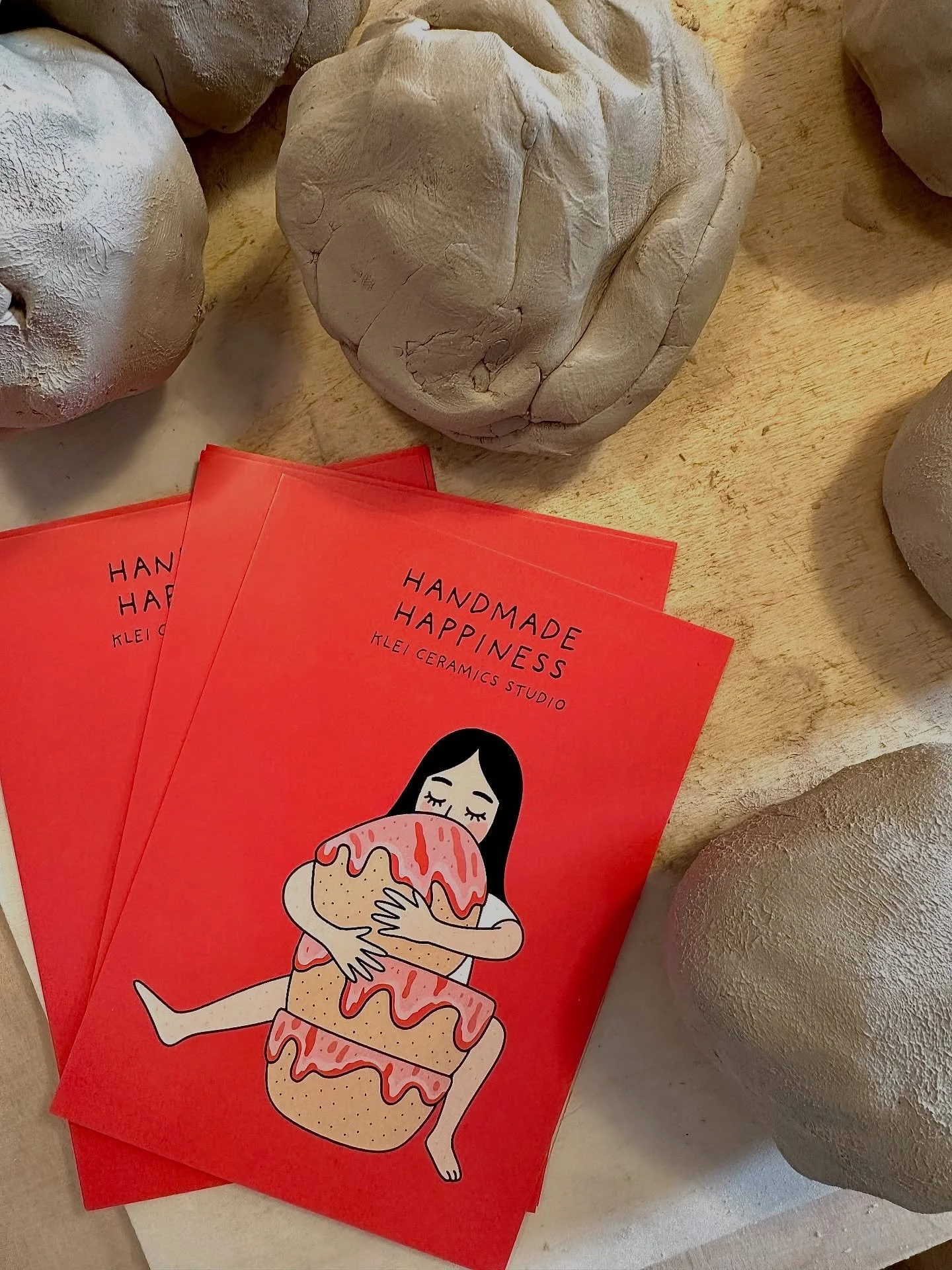 Ahhhhh ich bin ganz happy mit meinen neuen Postkarten! 💌
Wie findet ihr sie? 💖

Eine grobe Zeichnung von dem Design hab ich schon vor ein paar Monaten gemacht, urspr&uuml;nglich f&uuml;r meine T-Shirts. Jetzt hab ich mich nochmal drangesetzt und bi