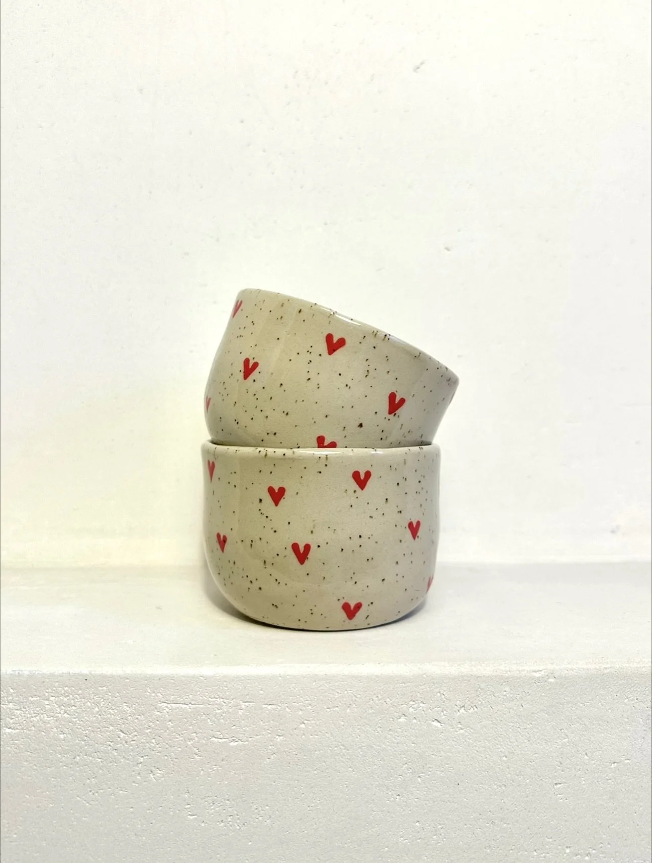 Manchmal ist weniger mehr, ich finde gerade auf dem P&uuml;nktchen-Ton sehen die Herzchen richtig sch&ouml;n aus. &hearts;️

#keramik #t&ouml;pfern #handgemacht #botz #botzglasuren #botzglazes #pottery #ceramics #fulda #fuldacity