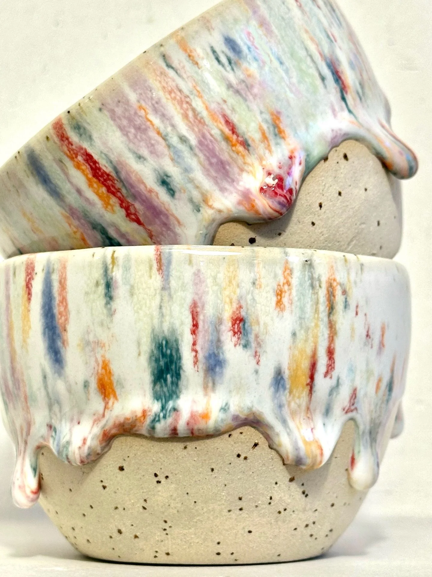 Die Glasurmischung bei den Konfettis ist immer eine &Uuml;berraschung. 🫟😍🖌️

Alle Konfettis aus dem letzten Brand sind schon wieder weg. Vor Weihnachten gibt&rsquo;s aber noch Nachschub - n&auml;chste Woche wird glasiert &amp; dann kann ich wieder