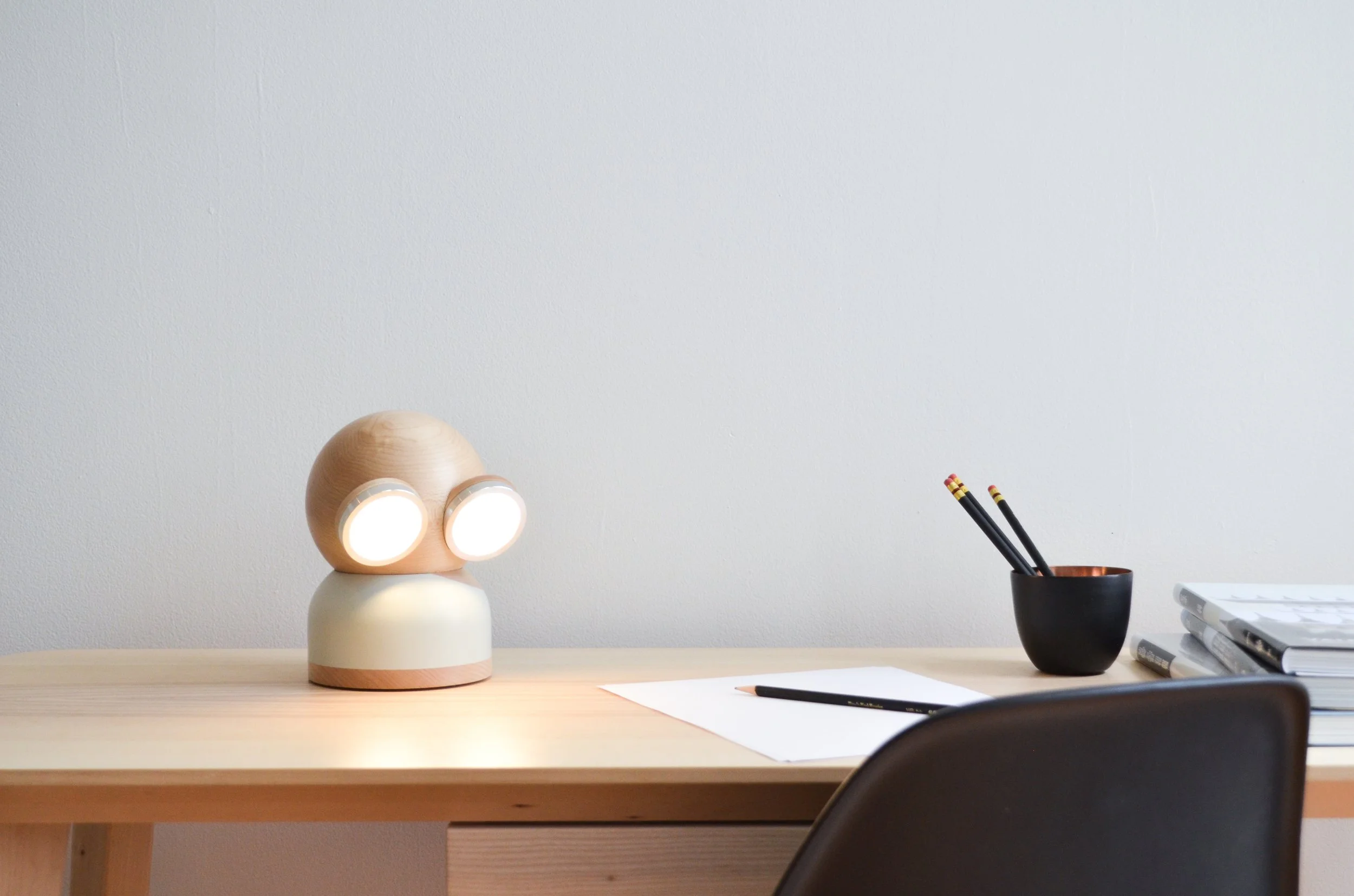 Mr. Watt solid-wood desk lamp