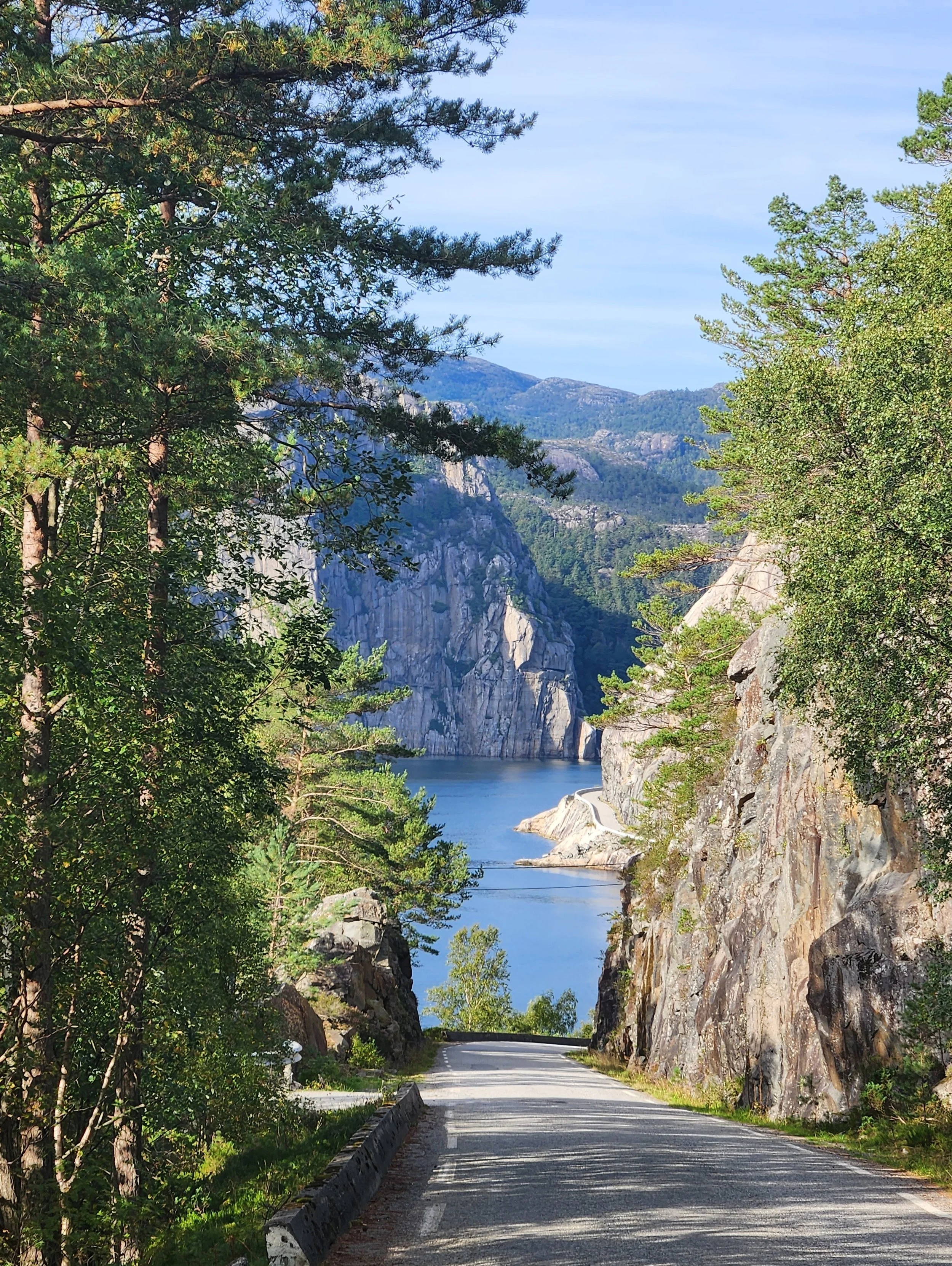 vue sur un lac en norvège, région de stavanger fjord lac bordé de forêt et de montagne été silence nature moment suspendu reconnexion à soi  propice à l'introspection  paysage paisible