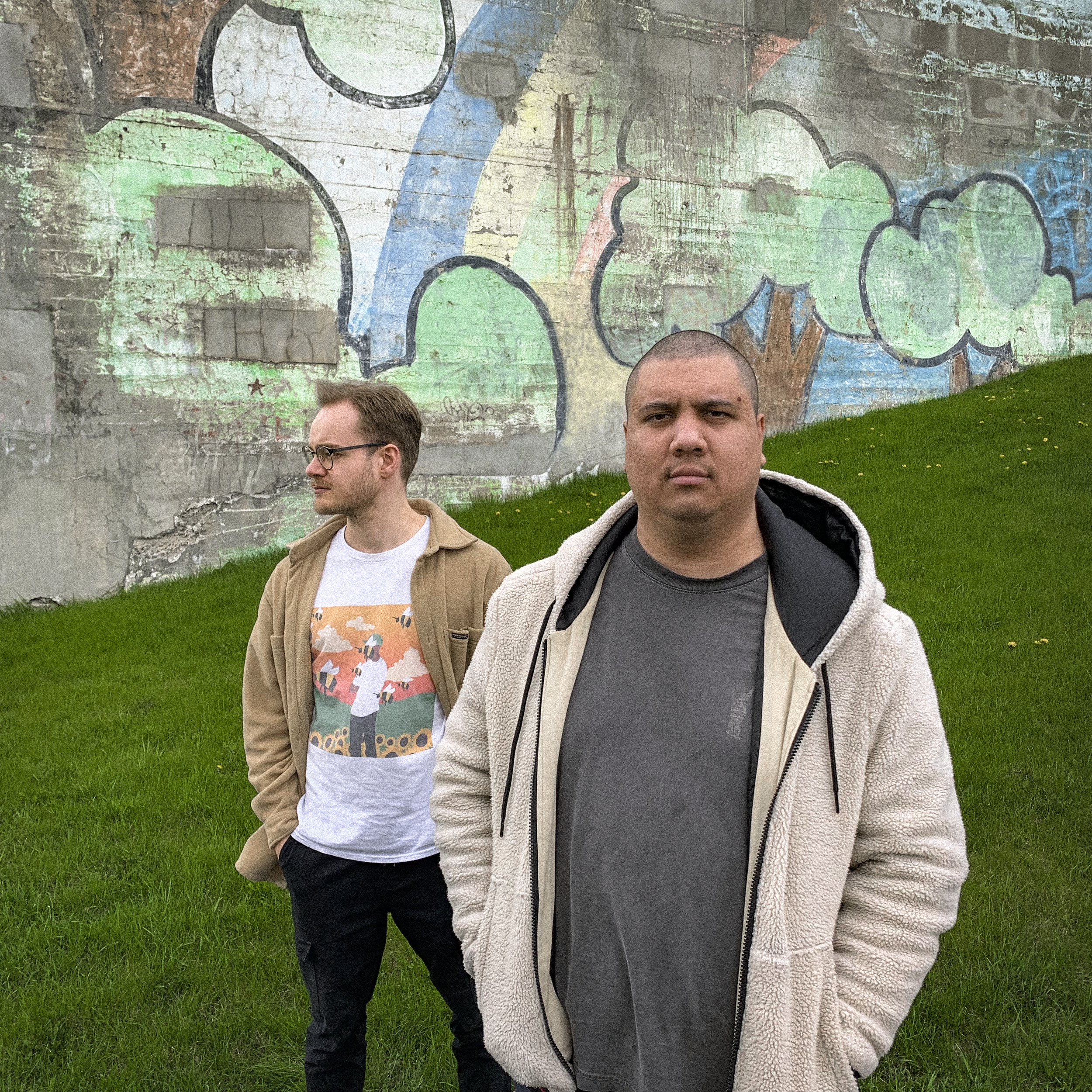 FLATTOP et Simon Desro posant devant le mur d'escalade du Centre de la nature à Laval.