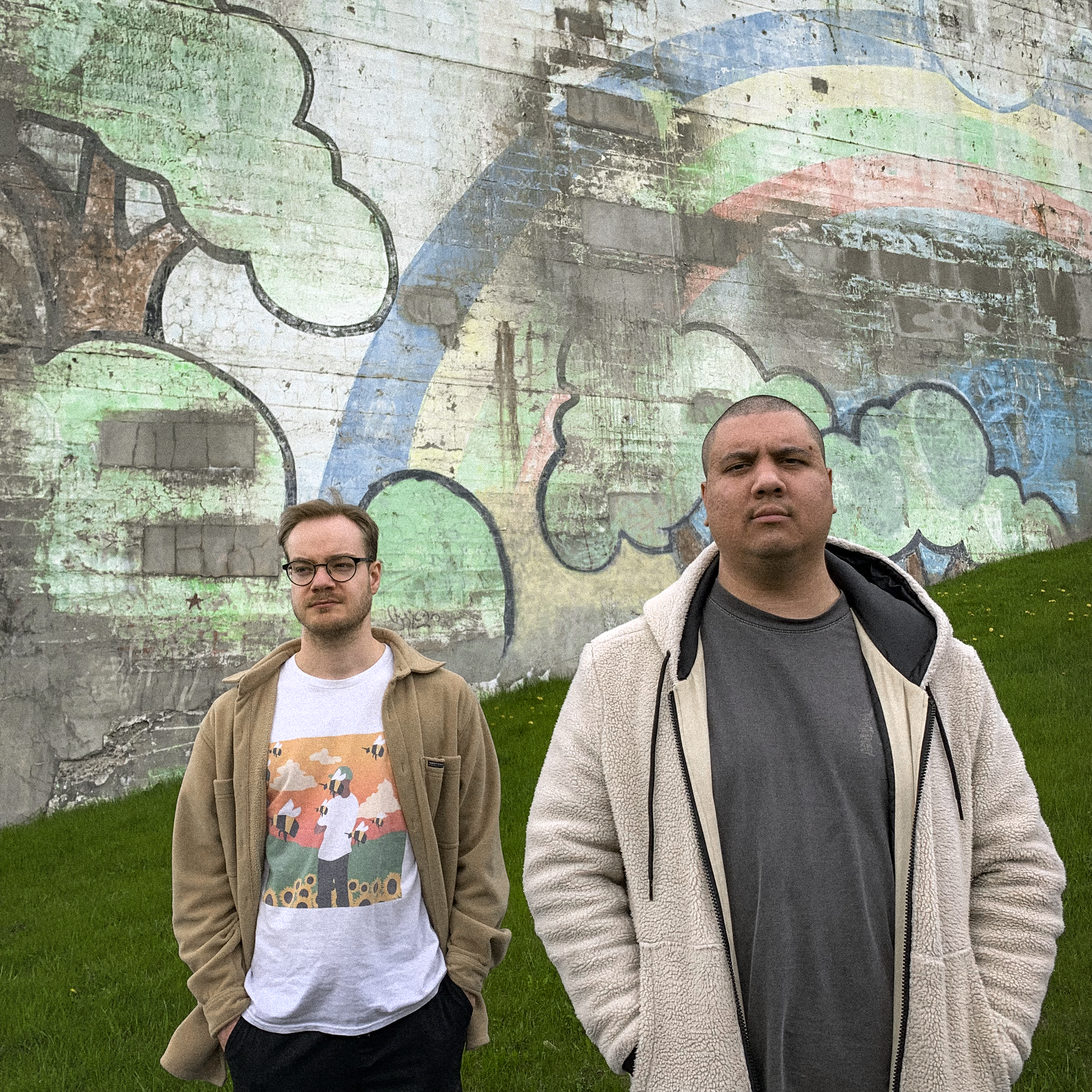 FLATTOP et Simon Desro posant devant le mur d'escalade du Centre de la nature à Laval.