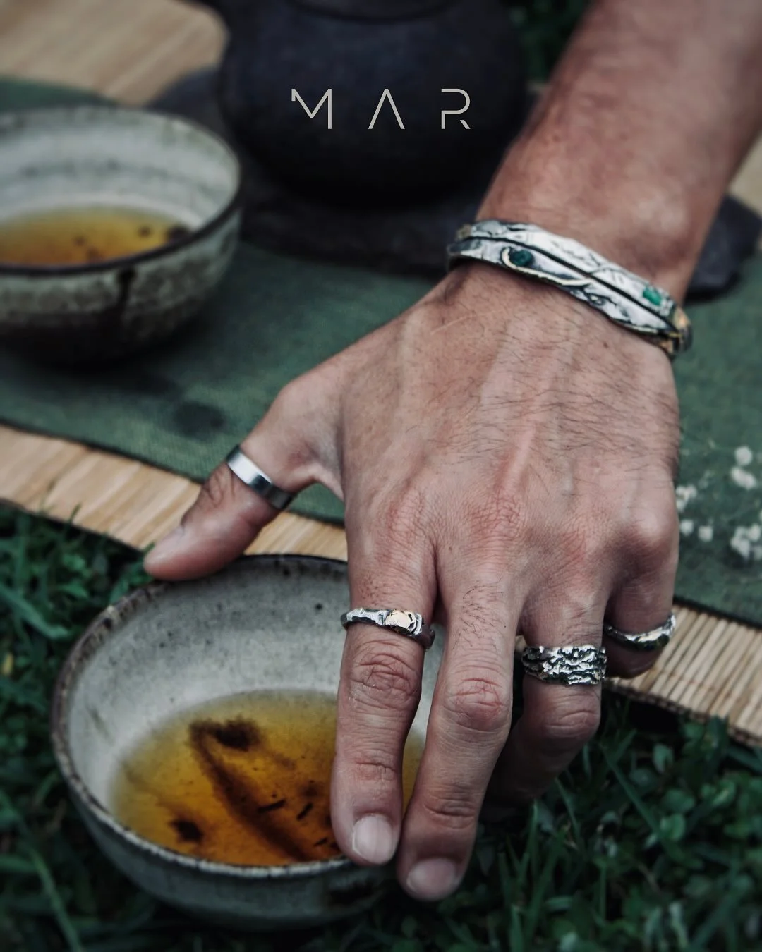 -
Before crafting begins, we return to stillness.
The ceremony starts with boiling water — not to rush, but to settle.
Only when breath slows and mind clears, the tea begins to pour.
In this quiet, forms begin to reveal themselves.
Every piec