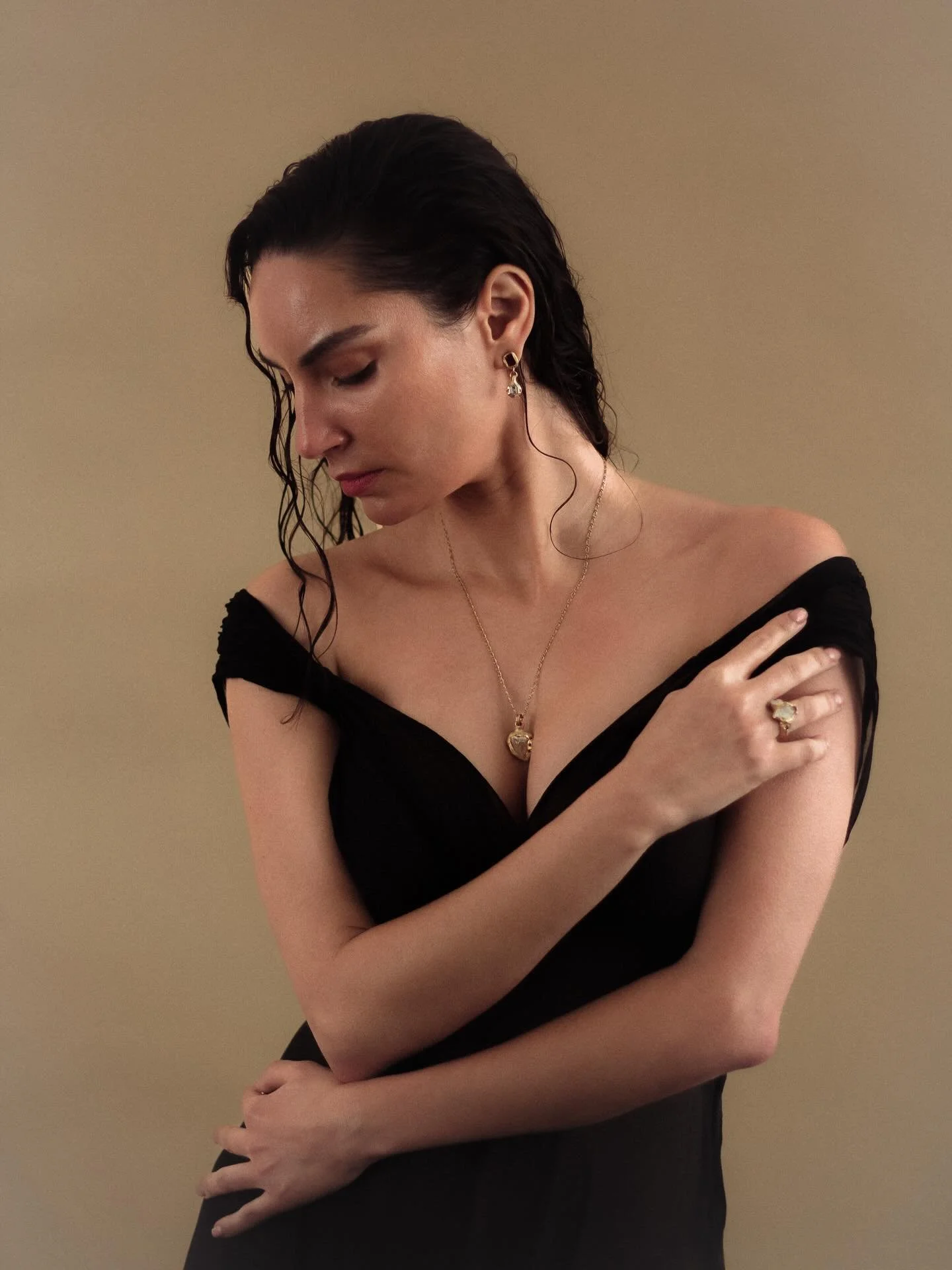 Aurevia is not just a collection.
It is light in motion.

Gold that flows over the skin.
Ruby, aquamarine and quartz breathing between strength and calm.

Each piece was created to accompany the woman who inhabits her intensity without asking for per