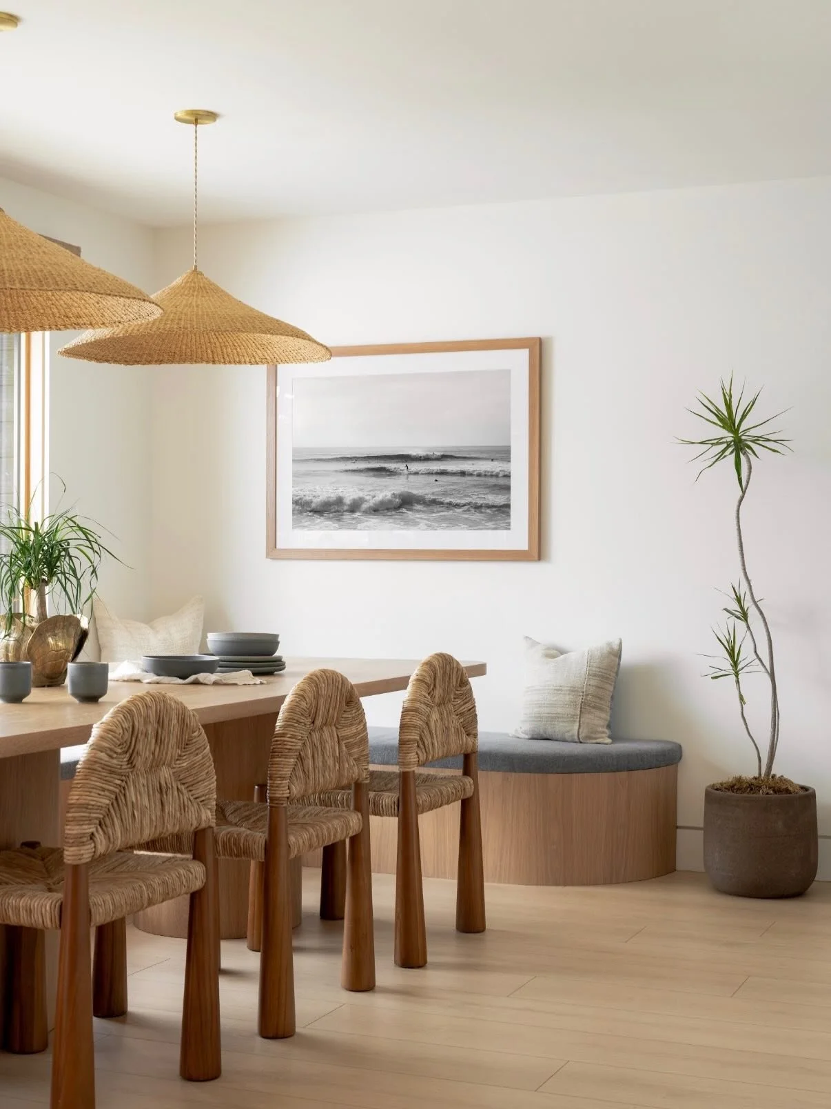 So many unique elements that make up this surfers California dream home 🏄&zwj;♀️ Build by my client @propacificbuilders 

Designer: @californiarevivalstudio 
Photography: @charlotteleaphotography 

#SanDiegoHomes