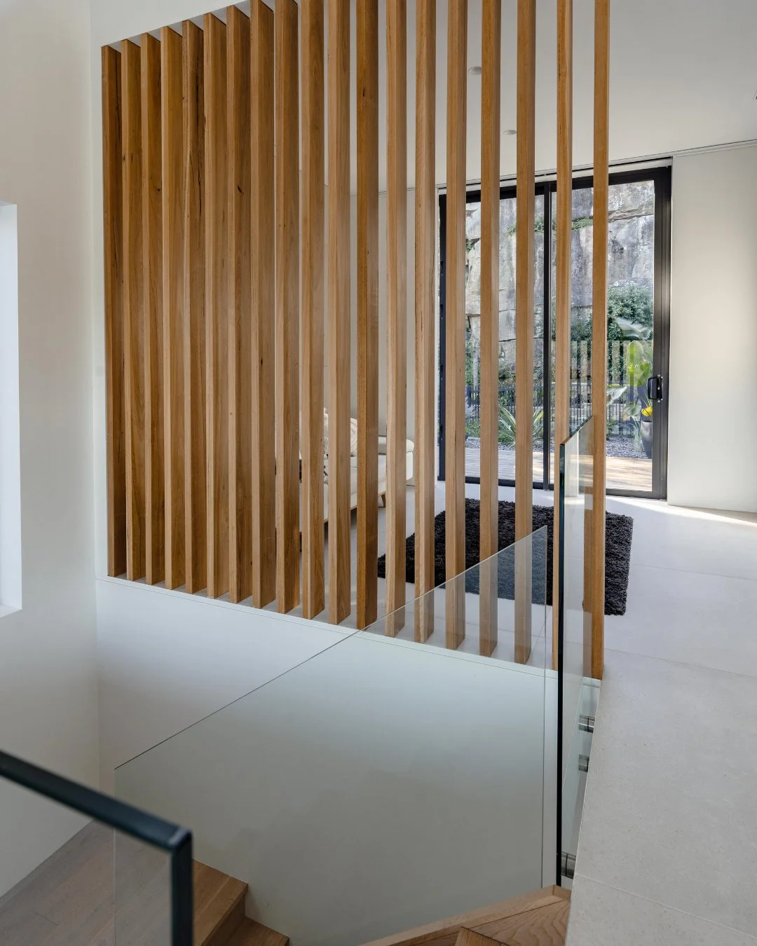 Elevating the everyday. ⁠
For our Grays Point extension, we went beyond the main living, dining, kitchen and balcony to also deliver a back living room, privacy screens, laundry and bathrooms. The goal was simple: to elevate the spaces you use every 