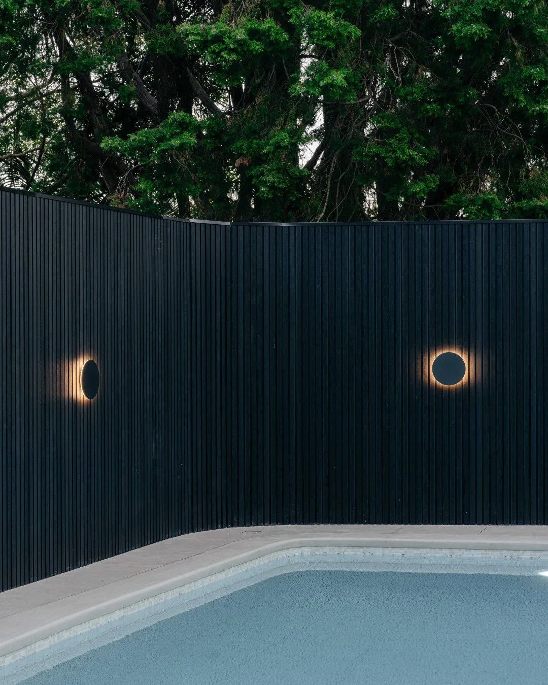 Poolside perfection. We love how these textures come together to create a pool area that&rsquo;s anything but ordinary.⁠
⁠
📍Lane Cove Project ⁠
Brickworks: @brickworksbp⁠
Garage Doors: @autoliftgaragedoors⁠
Bathroom Fixtures: @reecebathrooms⁠
Timber