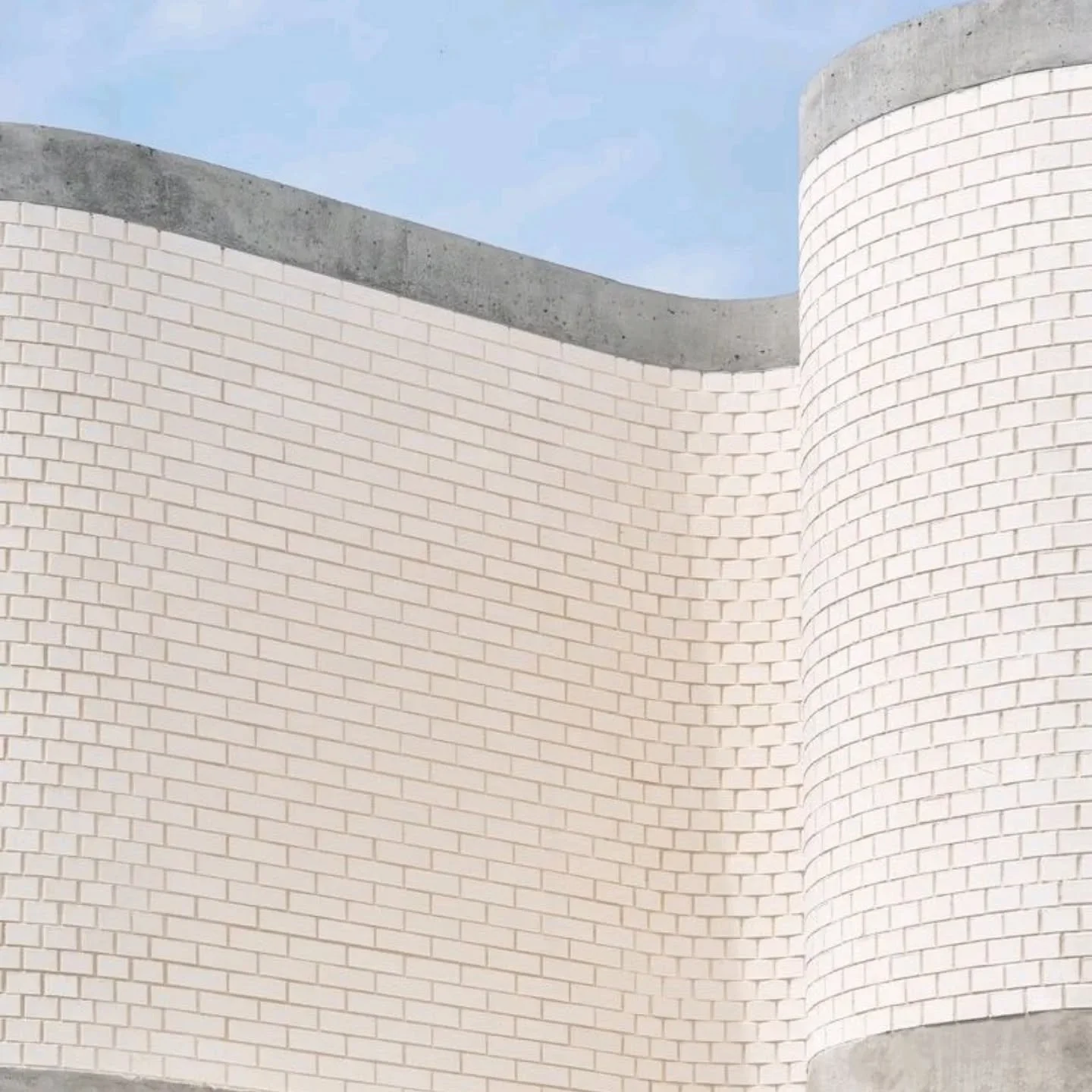 The use of @brickworksbp La Paloma Castellana across two of our recent projects created two completely different looks &mdash; one curved, one straight &mdash; both with serious street presence.

Paired with an off-white cement mortar finish, the tex