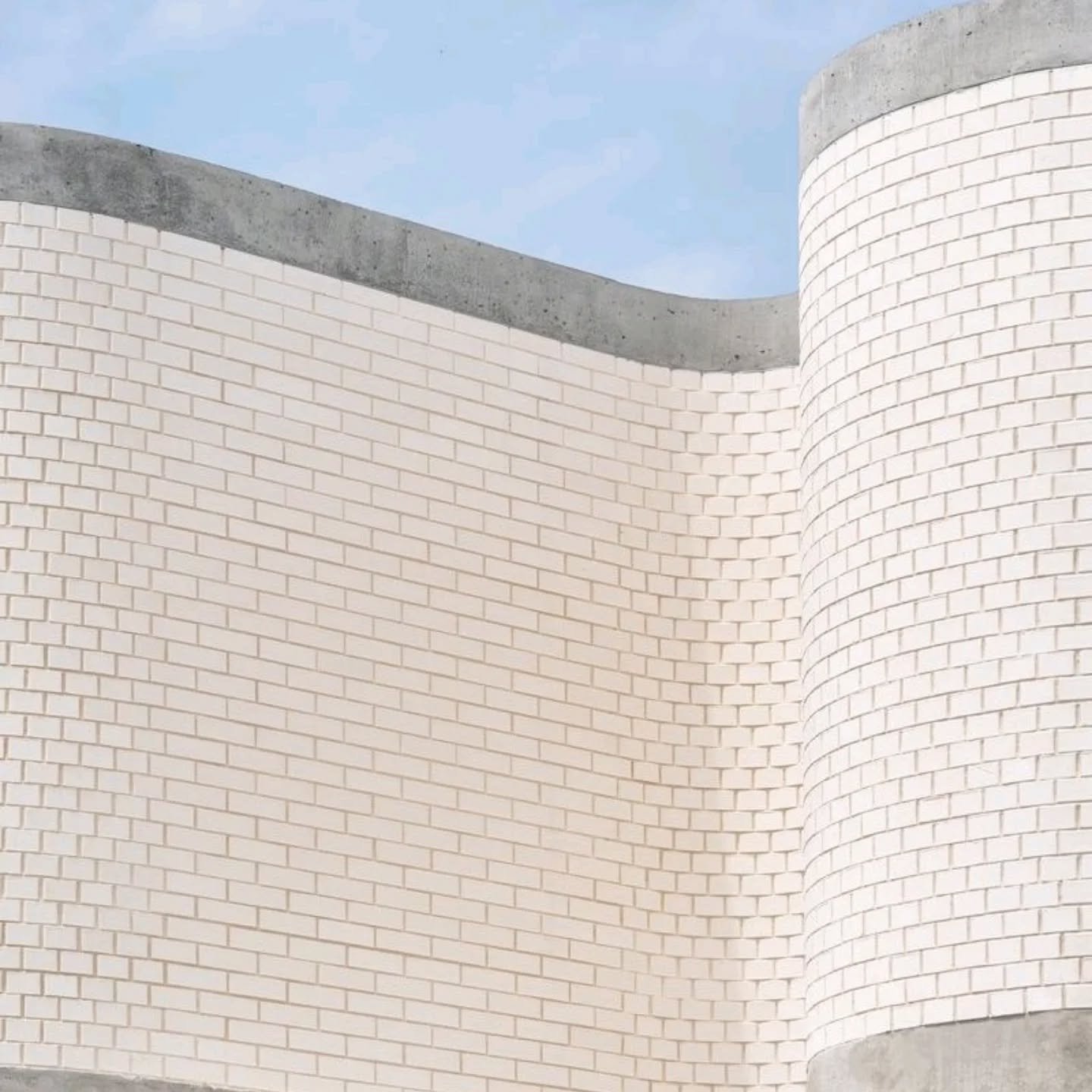 The use of @brickworksbp La Paloma Castellana across two of our recent projects created two completely different looks &mdash; one curved, one straight &mdash; both with serious street presence.

Paired with an off-white cement mortar finish, the tex