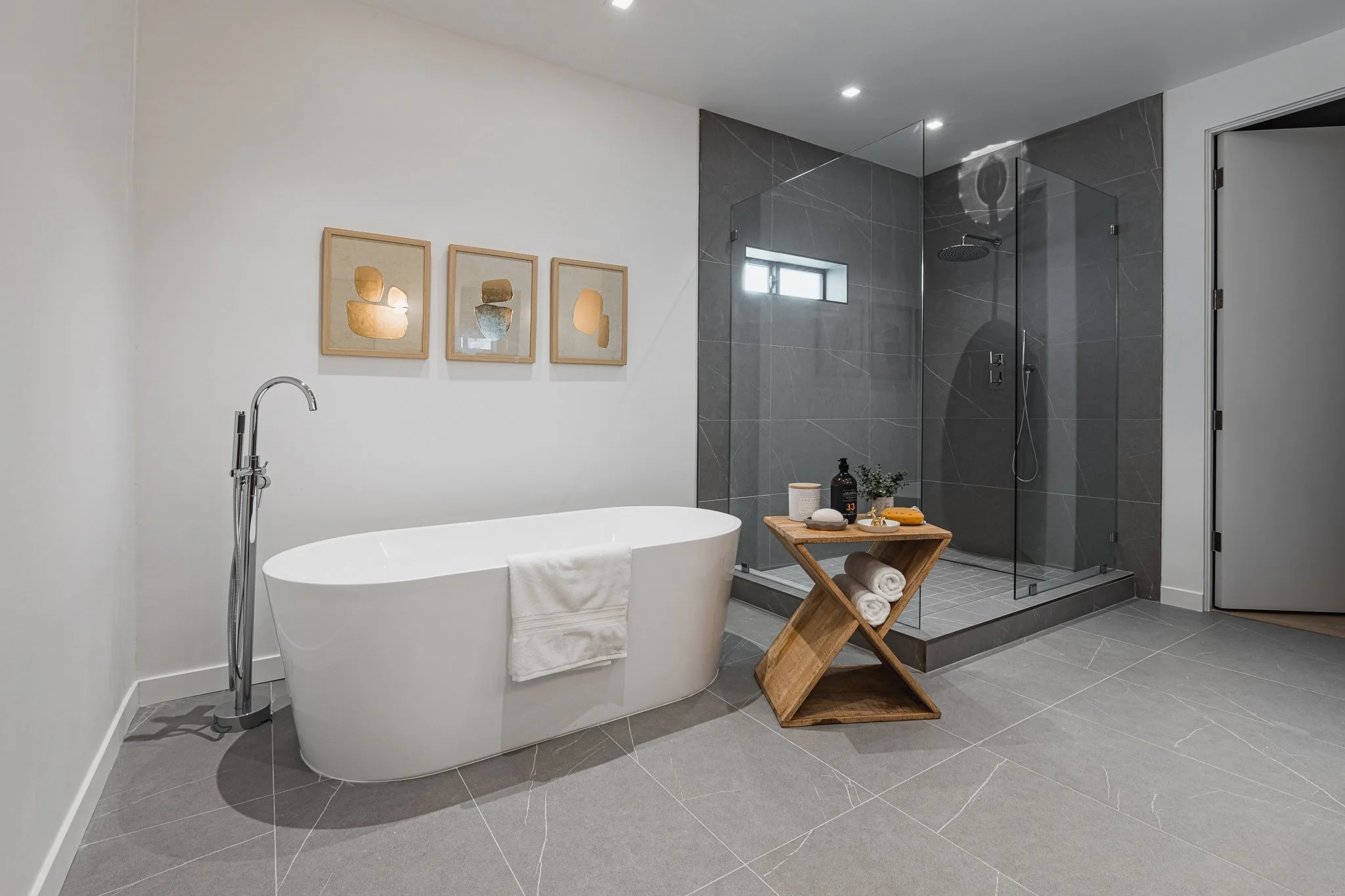 1126CatalinaBlvd_M bath.jpg