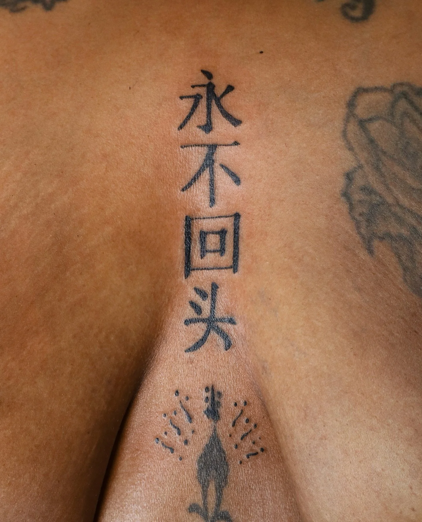 Swipe to see my first big piece in WA! 😗
My client, Seandelle, trusted me to bring her exact vision to life. A bold leopard with florals and a meaningful quote, placed on her inner thigh to perfectly fill the space. This was a pre-existing design sh