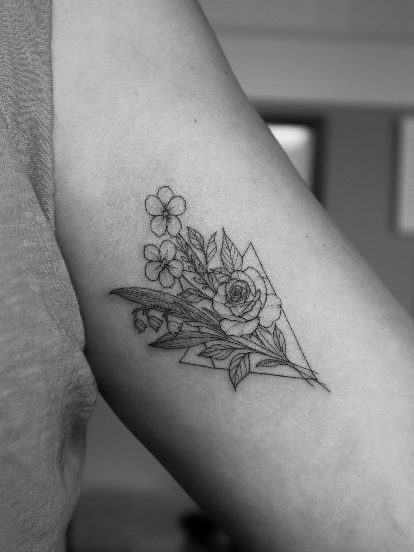 &lsquo;I Love You&rsquo; in ASL 🤟🏼 and a bouquet of birth flowers 💐 A forever reminder of love and family 🫶🏼

Thank you for your trust Jennifer!

➻ ➻ ➻ ➻
✶ Done at @levelupstu.dio | 📍Tacoma, WA
✶ AUGUST - SEPTEMBER BOOKINGS ARE OPEN!
✶ Link in 