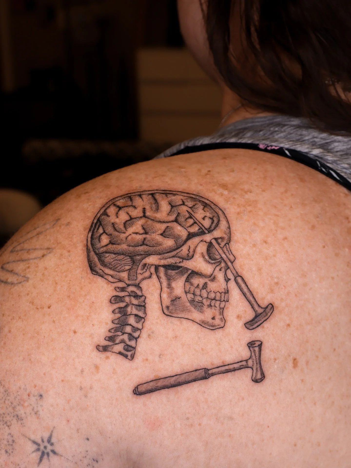 Brains, bones, and history 🧠💀✍🏼
She traveled all the way from Indiana while on vacation in WA and trusted me with this lobotomy illustration piece. As a soon-to-be neurologist finishing her PhD, this tattoo holds such a unique meaning for her. Tha
