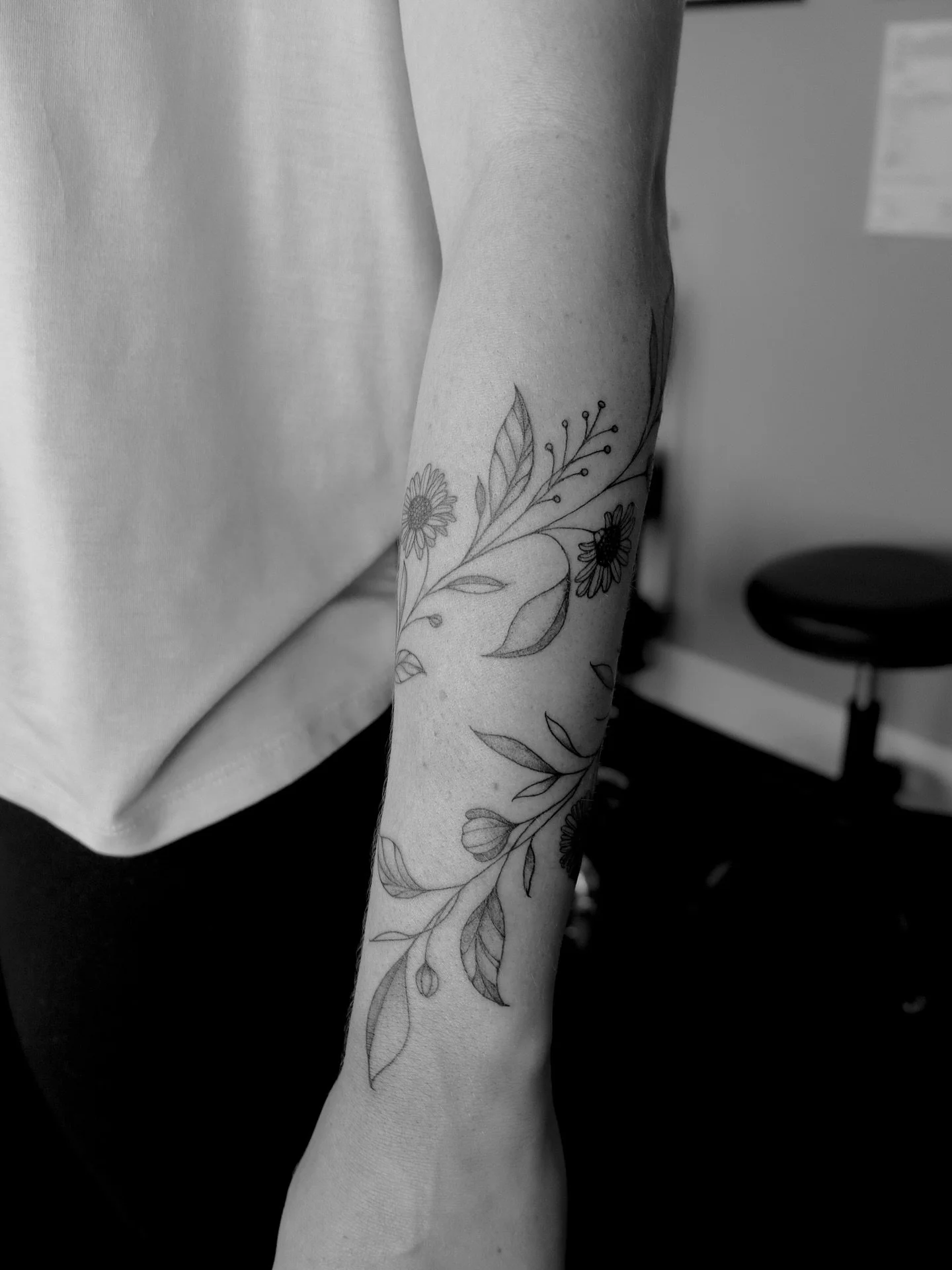 A floral wrap for McKenna 🌼 Featuring her birth flowers, daisies. Grateful for the trust in bringing this meaningful piece to life!

➻ ➻ ➻ ➻
✶ Done at @levelupstu.dio | 📍Tacoma, WA
✶ SEPTEMBER - OCTOBER BOOKINGS ARE OPEN!
✶ Link in my bio to inquir