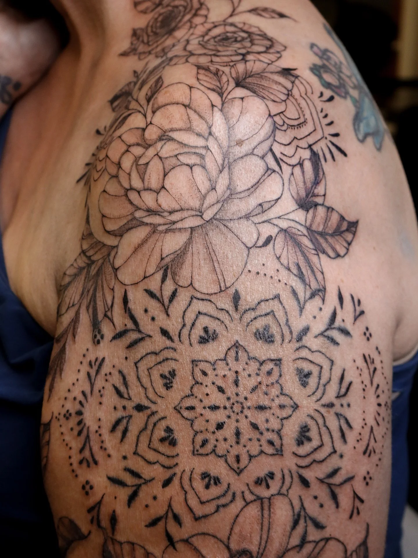 Peonies, roses, and mandalas&hellip;oh my! This beauty is one of my biggest WA pieces yet, and I couldn&rsquo;t be more thankful for my client Leta&rsquo;s trust. Counting down to our next session ~🖤

(Some surrounding pieces are not my work!)

➻ ➻ 