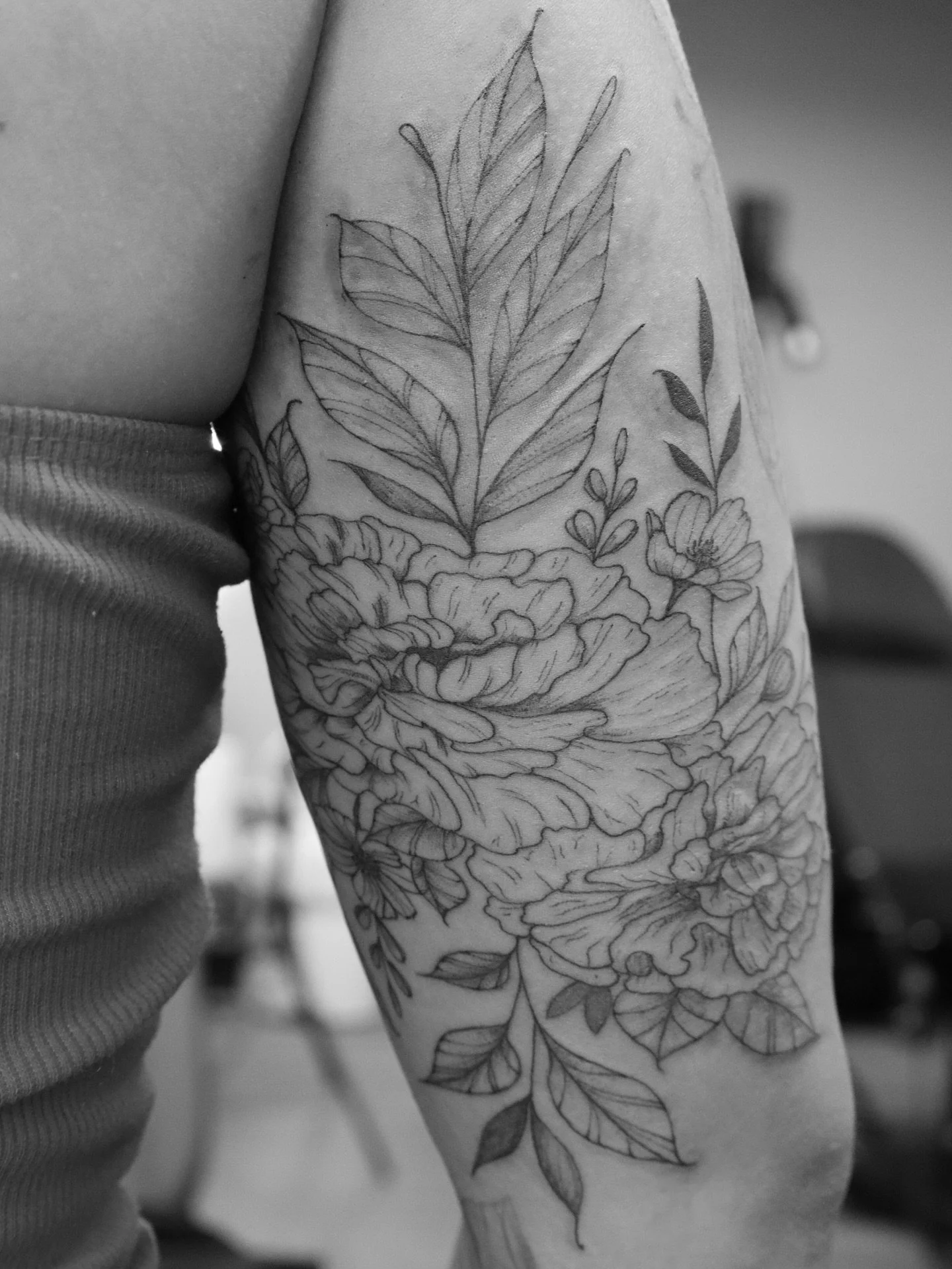 Tattoo swap success 💐
Wrapped up @levelupstu.lovena &rsquo;s sleeve with a floral piece and she blessed me with fresh brows 👁️ Artist trades &gt; everything 🫶🏼🤭

(Some surrounding pieces are not my work. And yes&hellip; the sharpie marker stayed