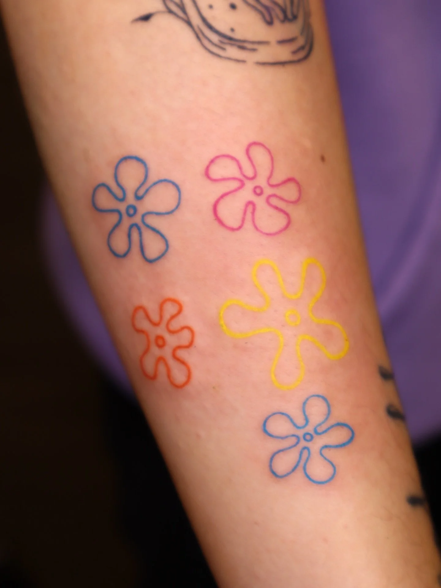 Tried something a little different these past weeks ~ simple color tattoos 🙈
I usually stick to black &amp; grey, but for clean, minimal color like this&hellip; we can definitely talk 😉

PS: The witch lady tattoo (5-6 inches) was not my work, but I