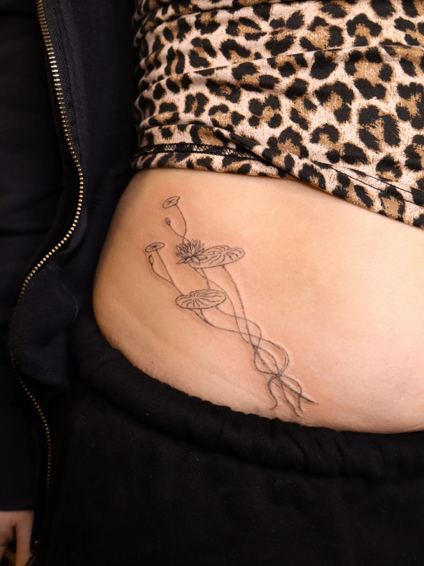 She wanted a lily pad + leafy stem with a sketch-like feel.
I&rsquo;m so happy it turned out exactly how we envisioned.

Thank you for trusting me with this piece, Jazlin 🖤

➻ ➻ ➻ ➻
✶ Done at Level Up Studio | 📍Tacoma, WA
✶ FEBRUARY&ndash;MARCH BOO