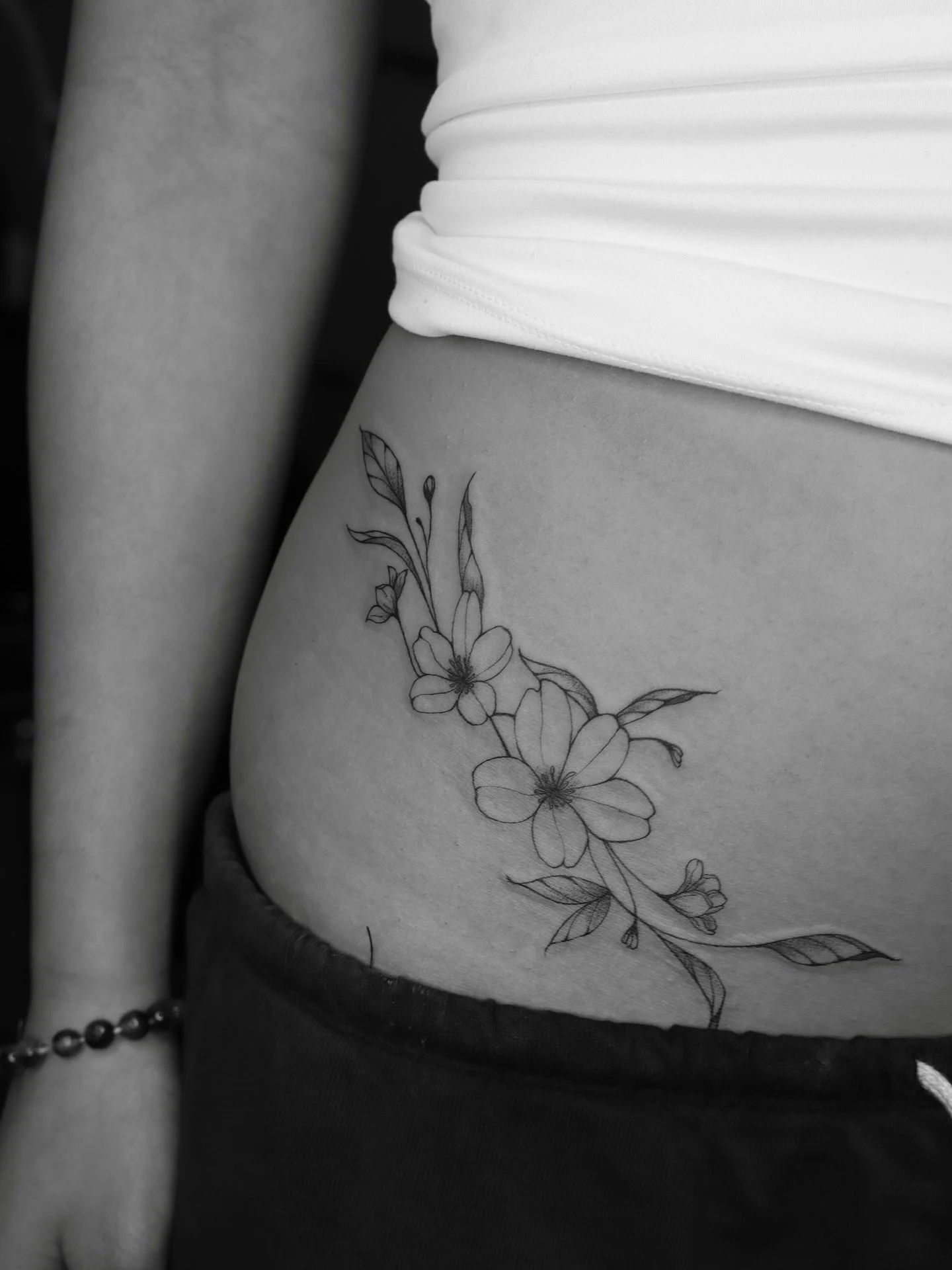 Her first tattoo and she chose a sampaguita 🌼
The national flower of the Philippines.

Thank you for trusting me with such a meaningful first piece, Hannah. And for specifically wanting to get tattooed by a Filipina artist 🖤 That truly means a lot.