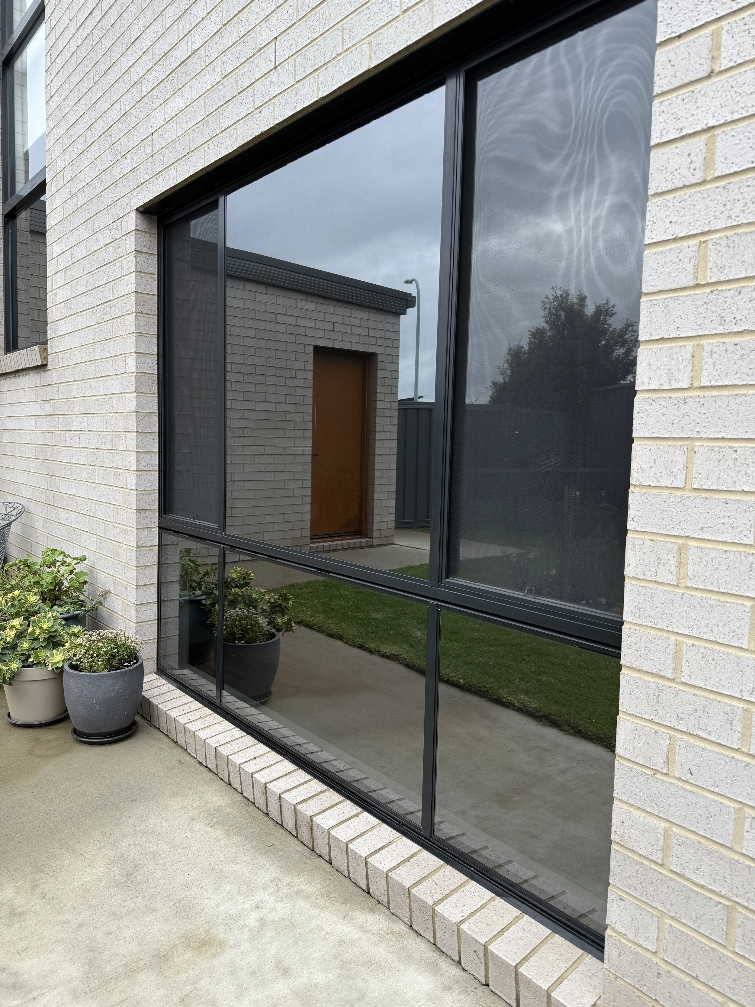 low reflection non-reflective window film/window tint modern brick house