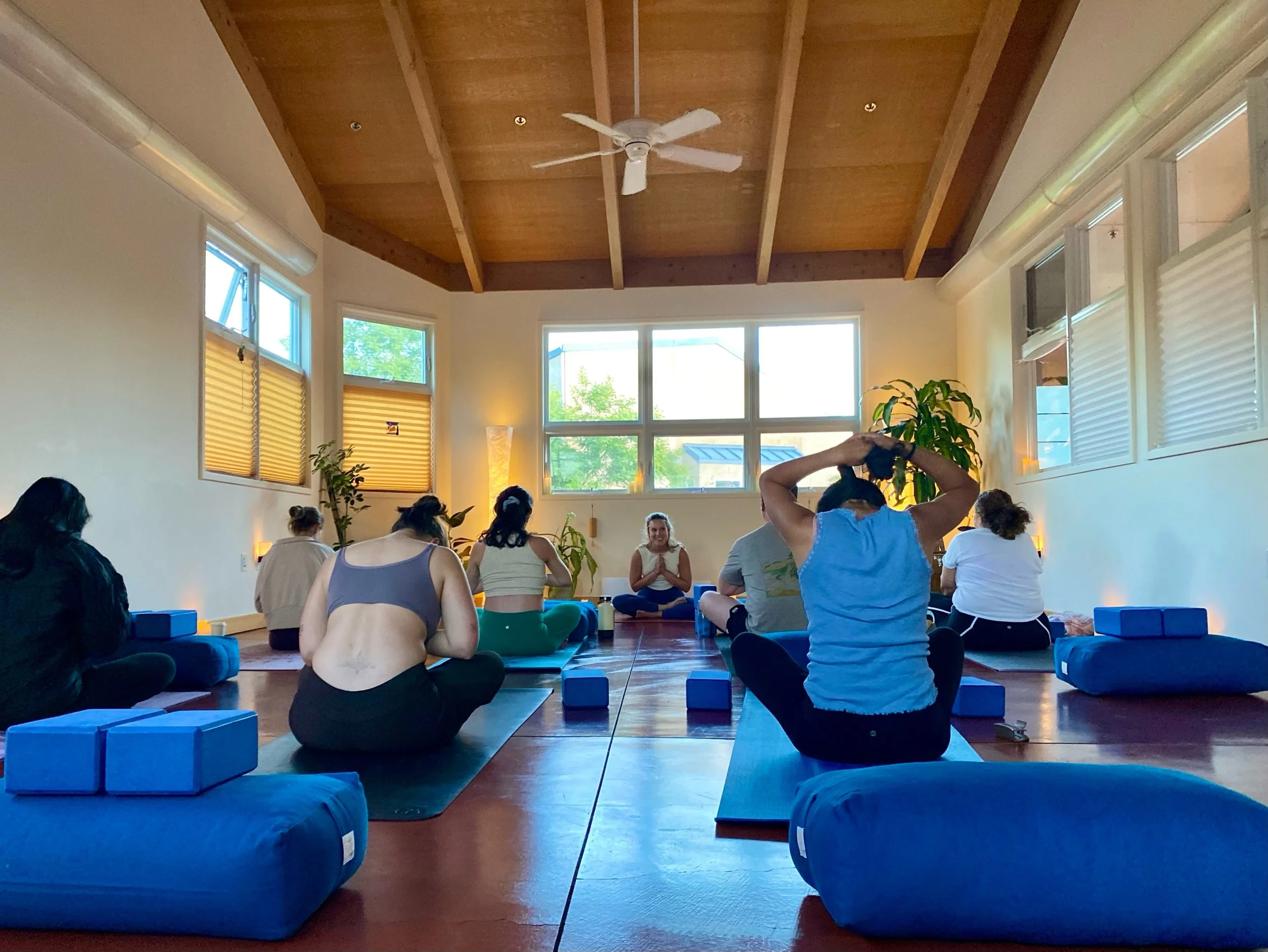 Loving our growing Two Waves community. A few moments from Claire&rsquo;s (@movingwithclaire) Candlelit Flow pop-up last week. ✨

#sebastopolyoga #sonomacountyyoga #yogacommunity #candlelityoga #twowavesyoga