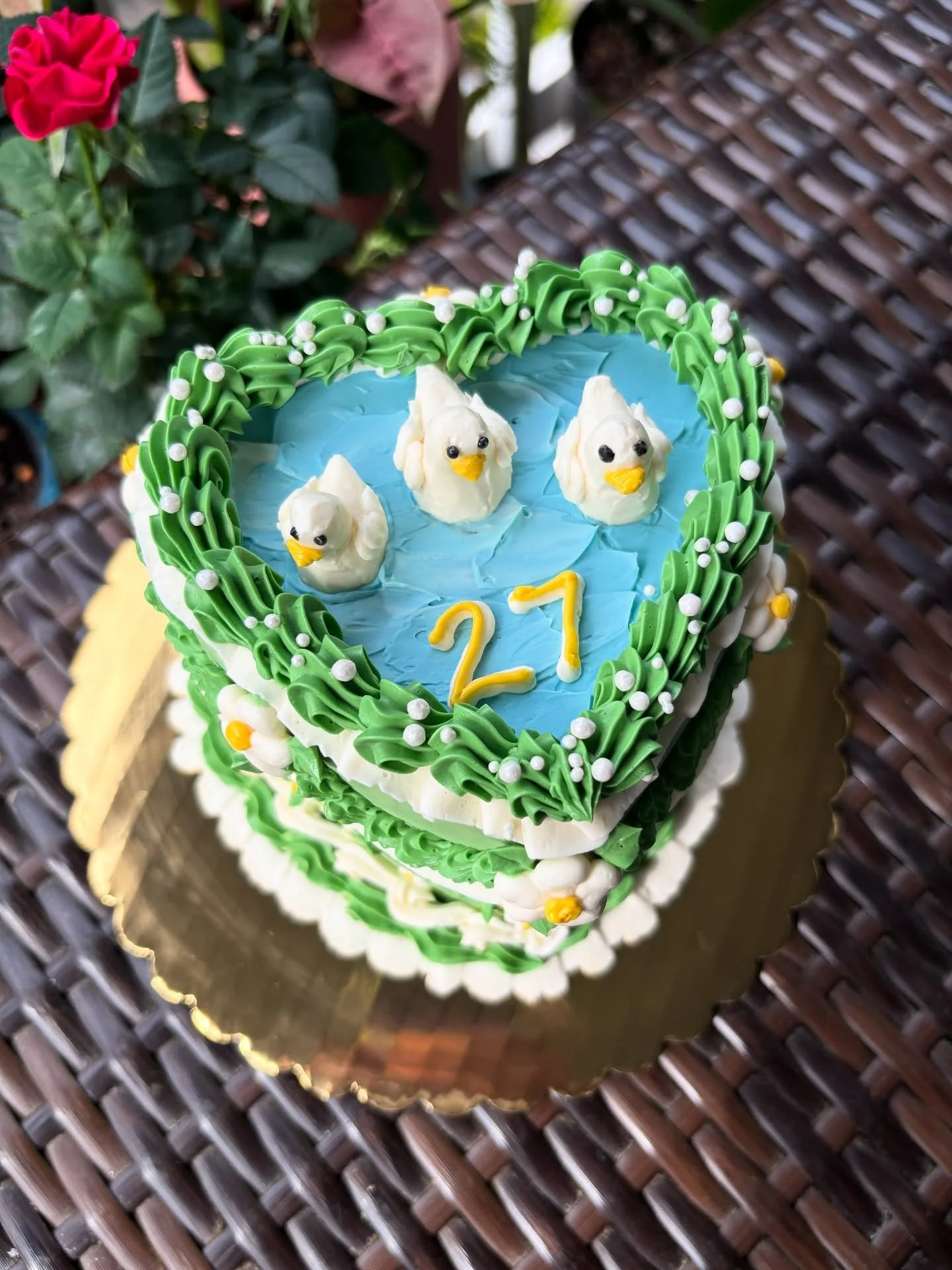 Everyone who knows me know I love little guys!!! It was so fun making these little semi cursed buttercream ducks lol

Cake: 4&rdquo; vanilla cake, vanilla pastry cream, vanilla buttercream 

#cakes #cakedecorating #cakedesign #instacake #cakeart #ben