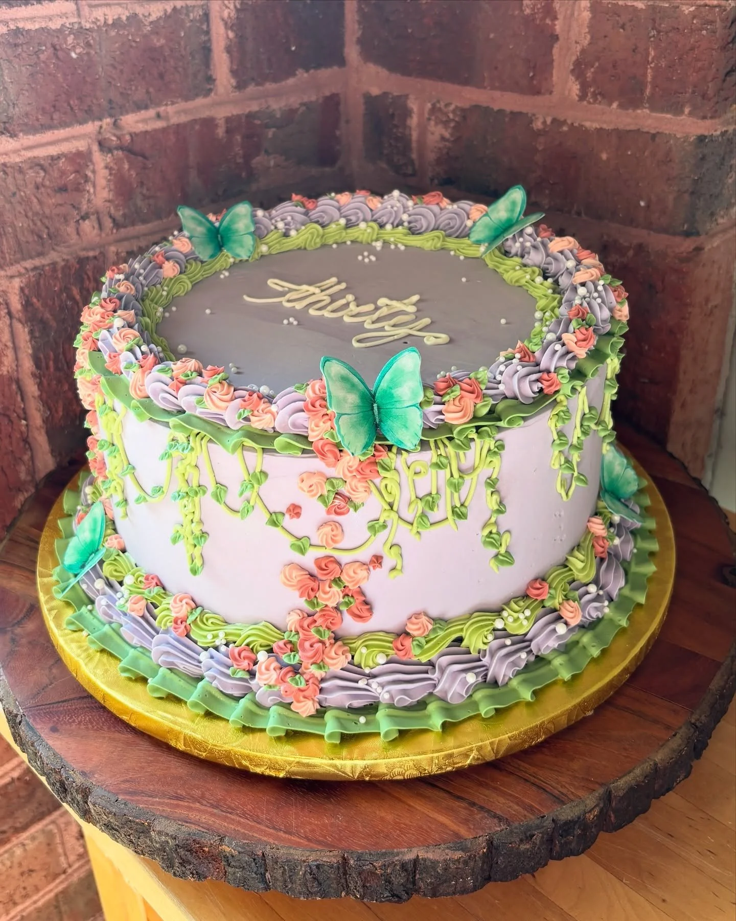 I love these fairy garden cakes please keep em coming! 

Cake: 9&rdquo; vanilla cake, strawberry compote, and vanilla buttercream 

#cakes #cakedecorating #cakedesign #instacake #cakeart #fairycake #gardencake #vintagecake #pearlcake #lambeth #shellb