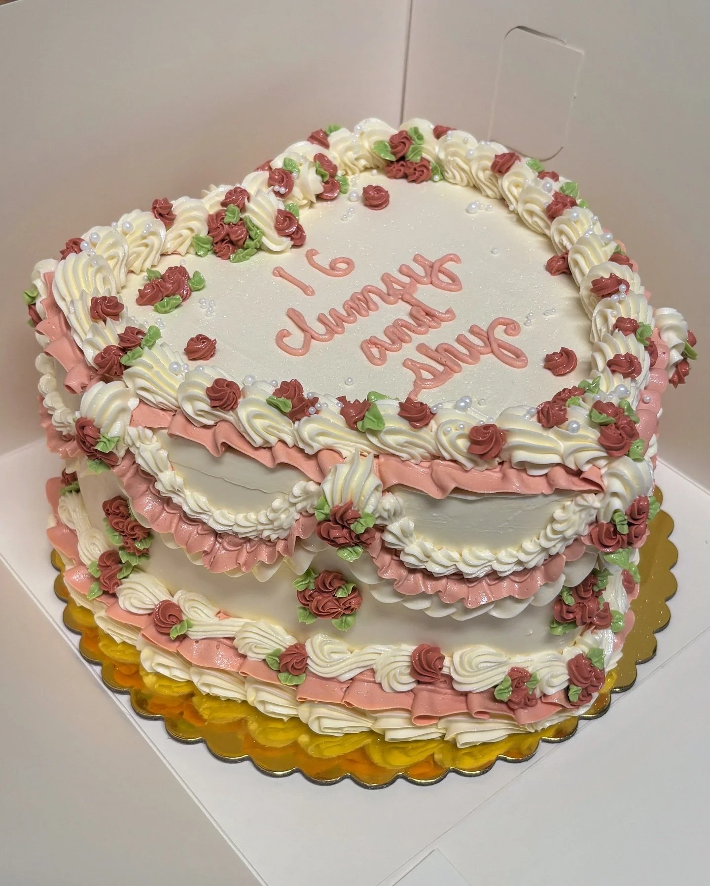 I try not to take box pics because they never do the cakes justice, but this one was so pretty I had to make sure I took some pics real quick before it was handed over 😩

Cake: 8&rdquo; vanilla cake with strawberry compote and vanilla swiss meringue