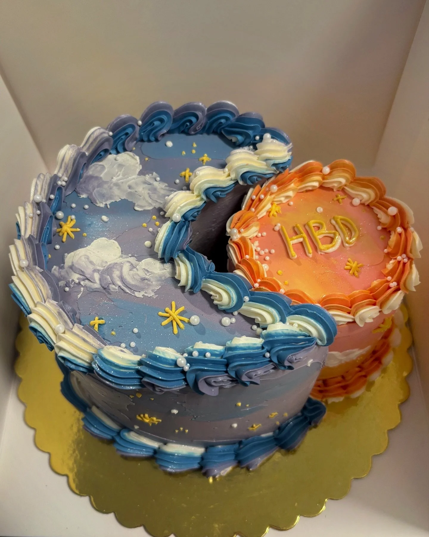 First try and a sun &amp; moon cake shape!! Definitely learned a lot and I&rsquo;m looking forward to playing with more cake shapes! 🌞🌛

#cakes #cakedecorating #cakedesign #instacake #cakeart #sunsetcake #sunmooncake #vintagecake #pearlcake #lambet