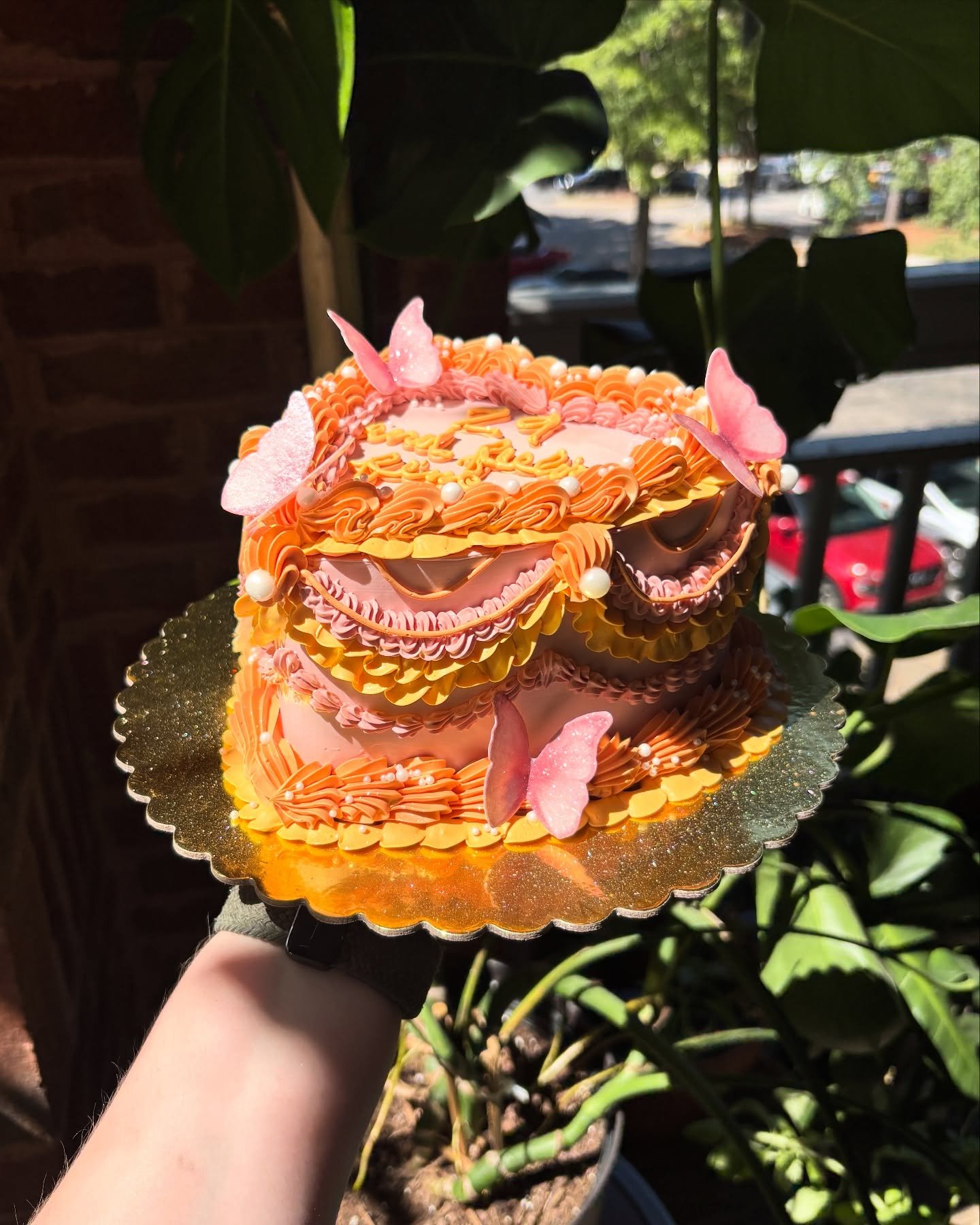 That lighting tho ✨🦋

Cake: 6&rdquo; marble cake with salted caramel filling and vanilla buttercream 

#cakes #cakedecorating #cakedesign #instacake #cakeart #heartcake #vintagecake #pearlcake #lambeth #shellborder #buttercream #buttercreamcakes #bi